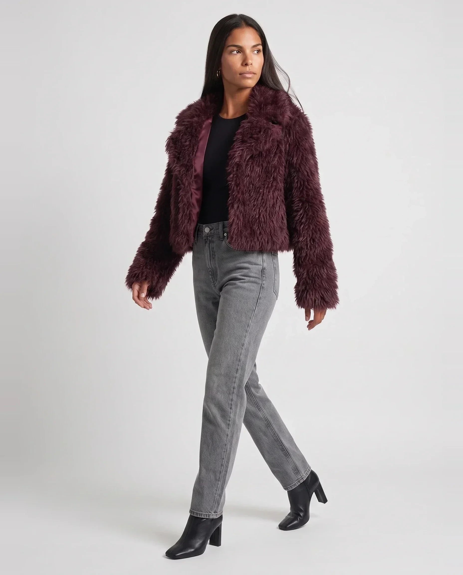 Veste en fausse fourrure bordeaux Léonilde, vue de trois quarts en studio