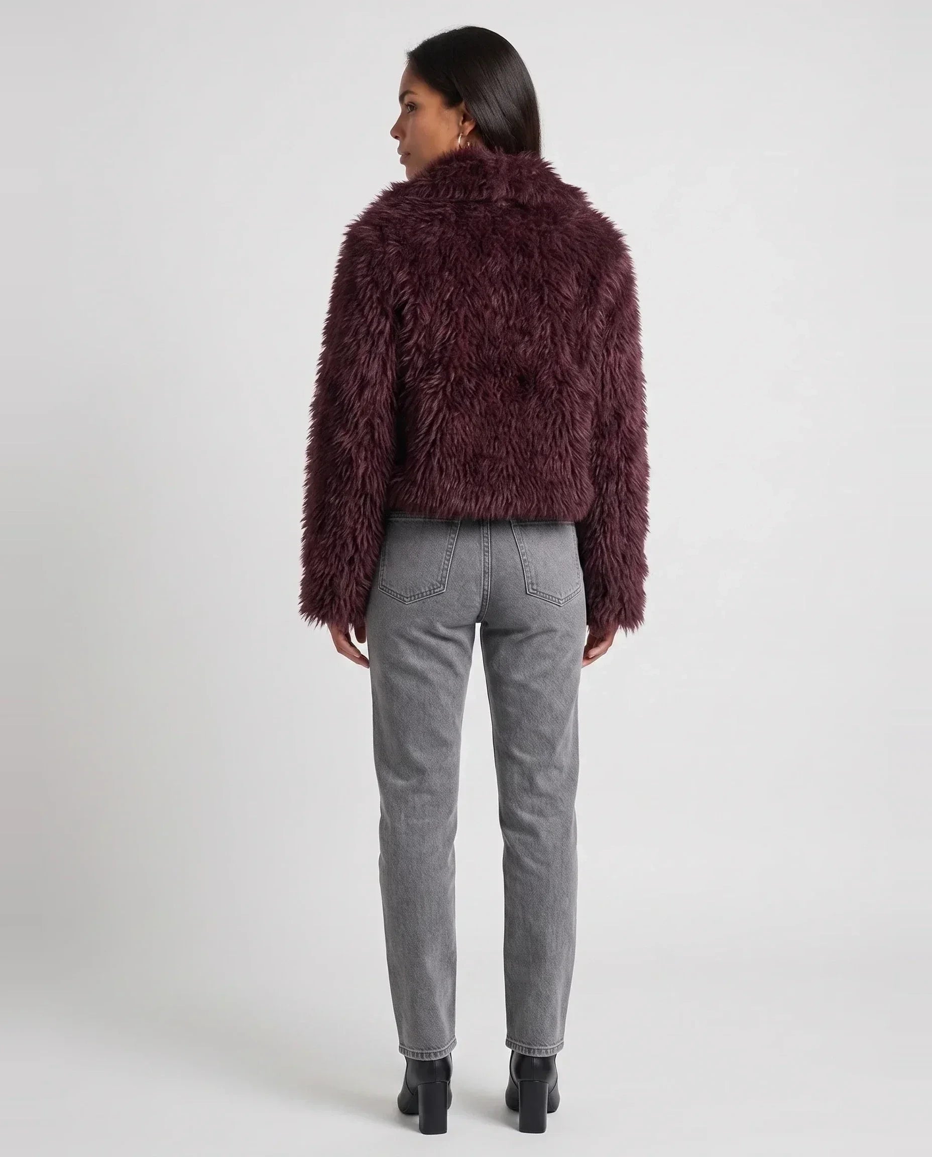 Veste en fausse fourrure bordeaux Léonilde, vue de dos en studio