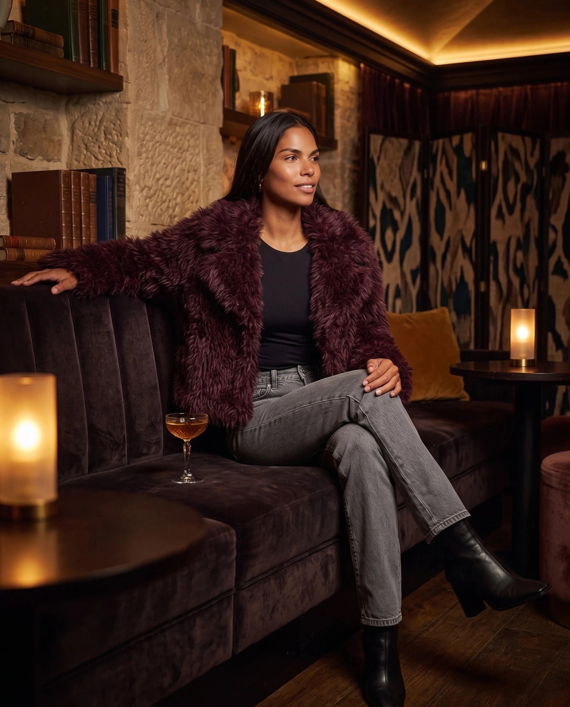 Veste en fausse fourrure bordeaux Léonilde, portée dans un salon feutré
