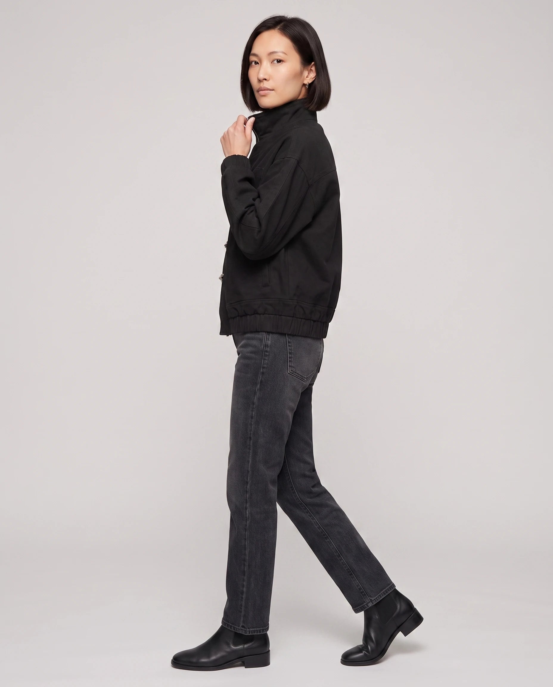 Veste zippée à fermoirs pompier noire Ingrid, vue de trois quarts en studio