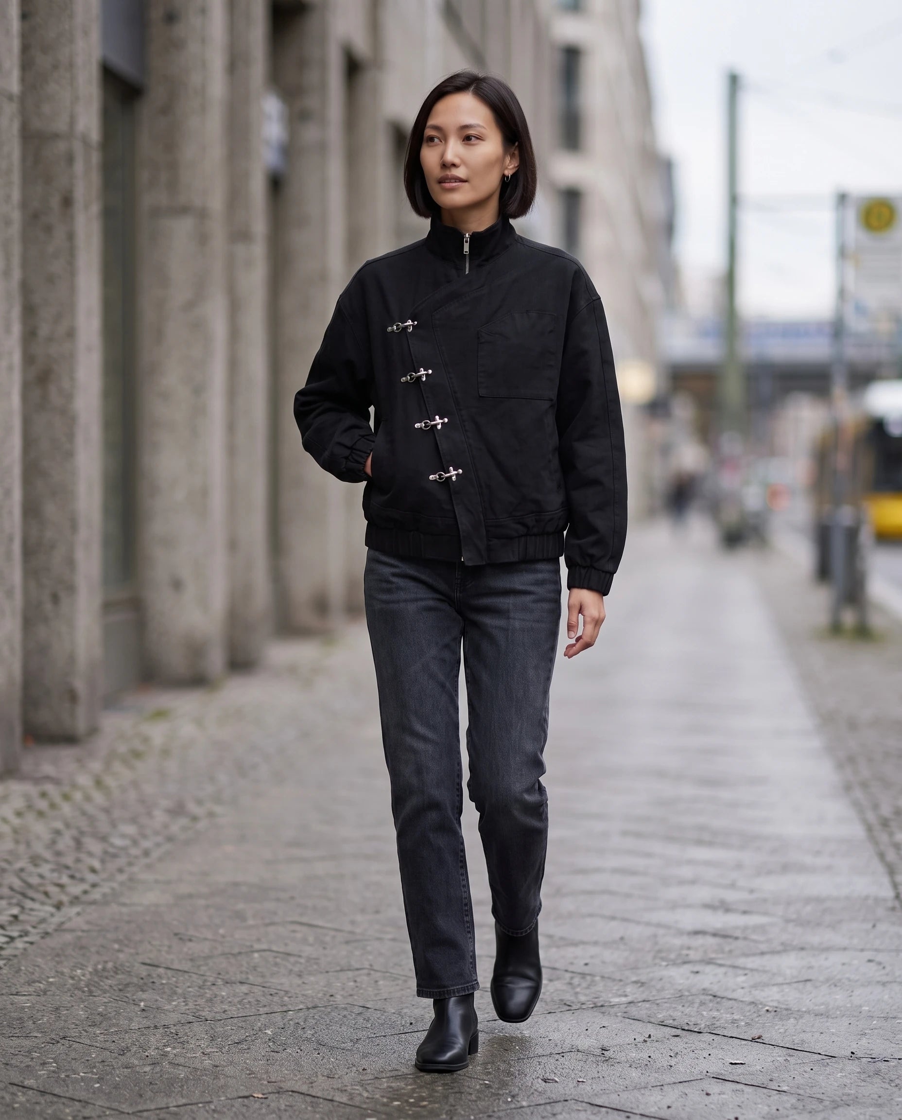 Veste zippée à fermoirs pompier noire Ingrid, portée en ville