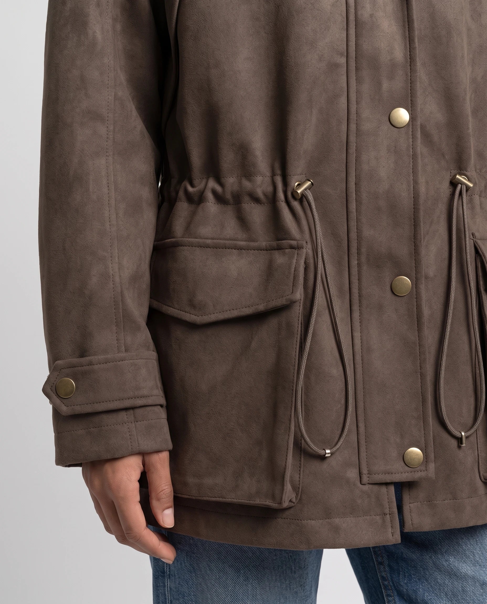 Veste mi-longue en suédine café Irène, détail cordon de taille et poche cargo