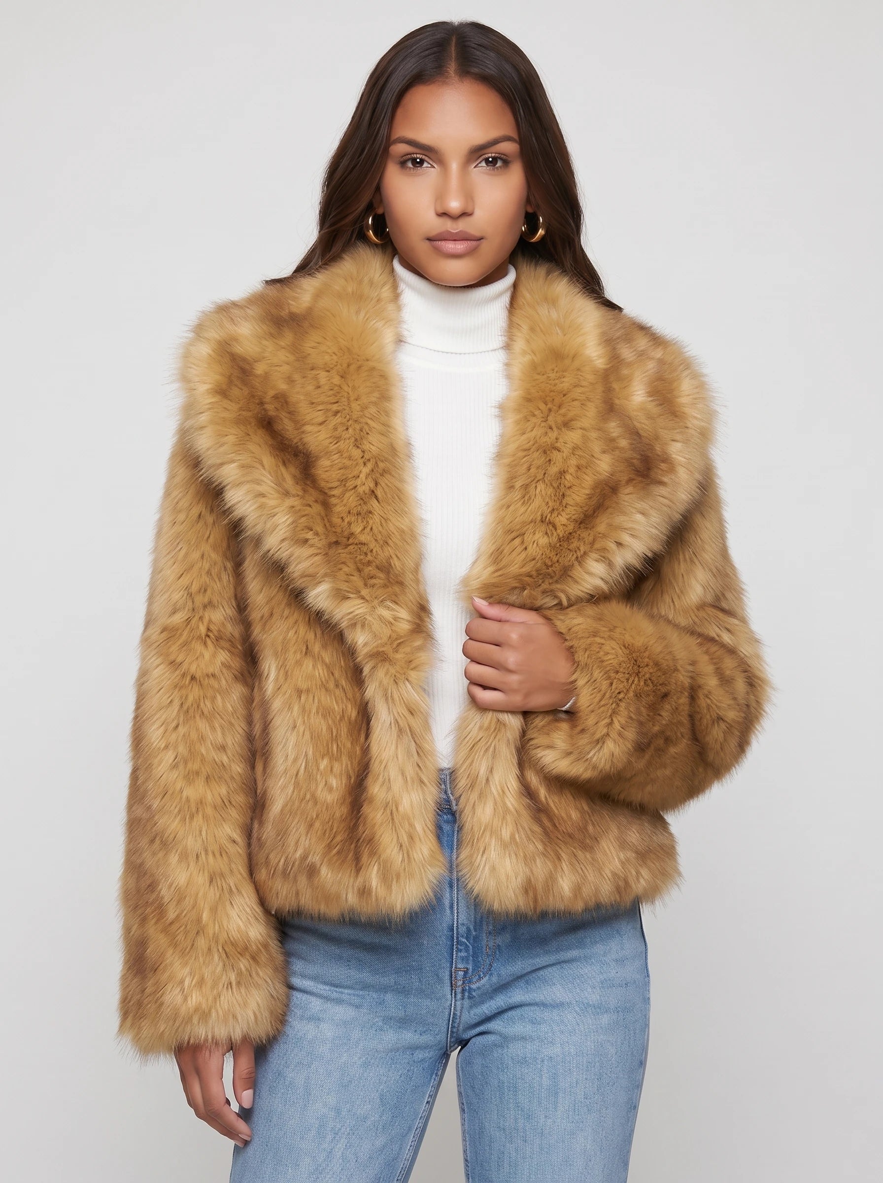 Veste courte en fausse fourrure brun doré Nine, plan rapproché en studio