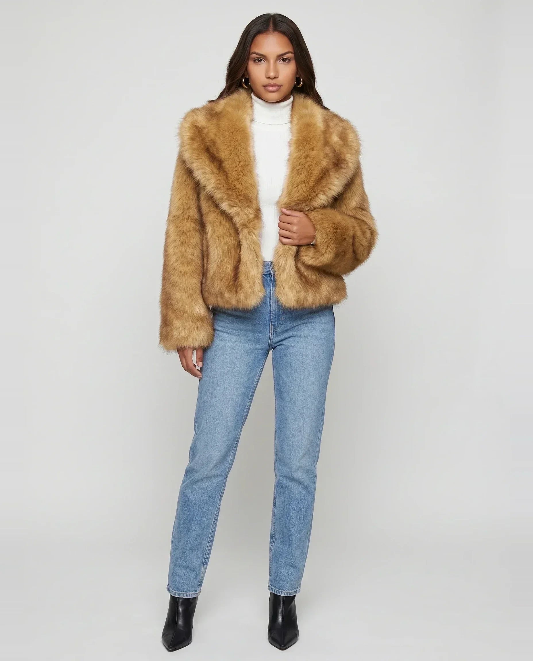 Veste courte en fausse fourrure brun doré Nine, vue de face en studio