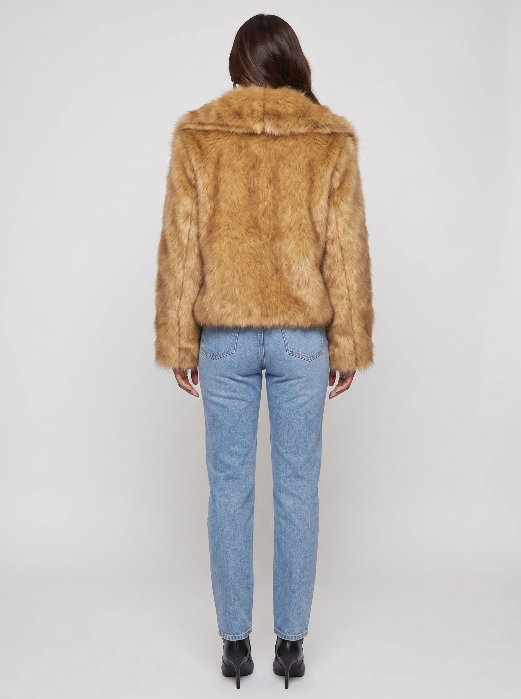 Veste courte en fausse fourrure brun doré Nine, vue de dos en studio