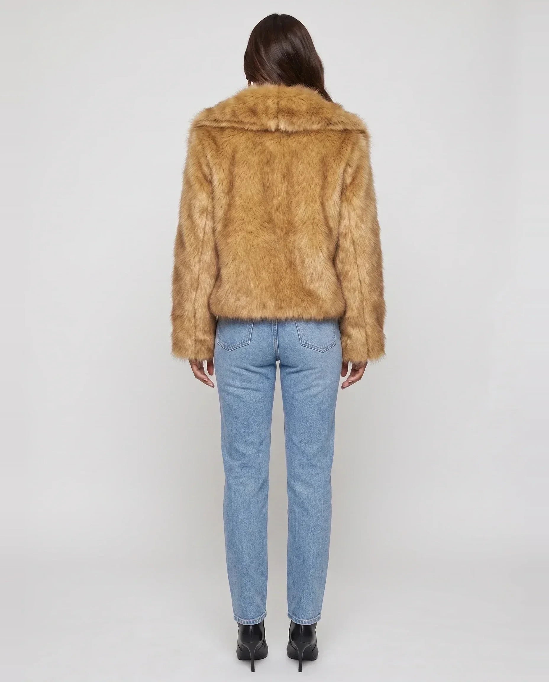 Veste courte en fausse fourrure brun doré Nine, vue de dos en studio