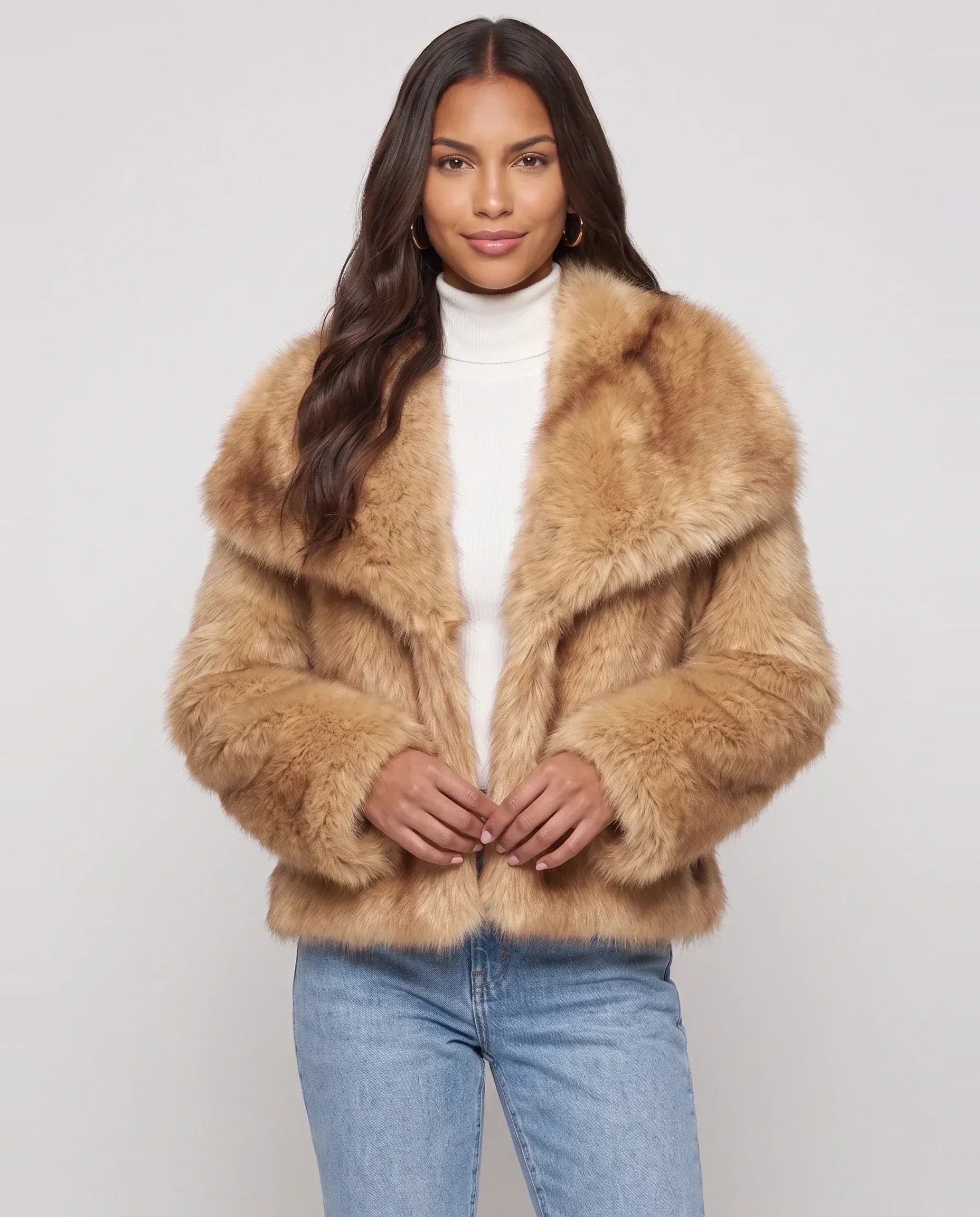 Veste courte en fausse fourrure camel Nine, plan rapproché en studio