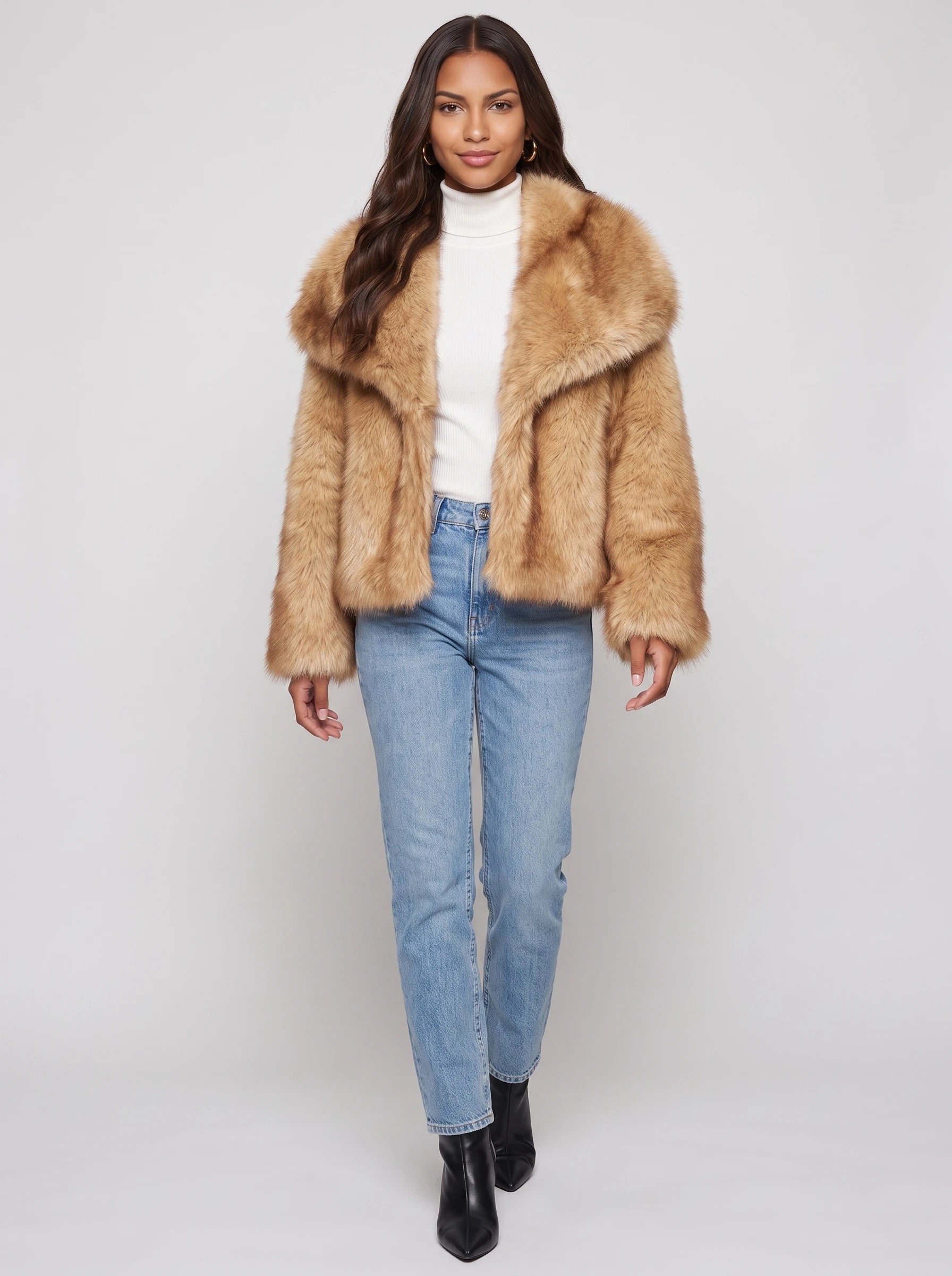 Veste courte en fausse fourrure camel Nine, vue de face en studio
