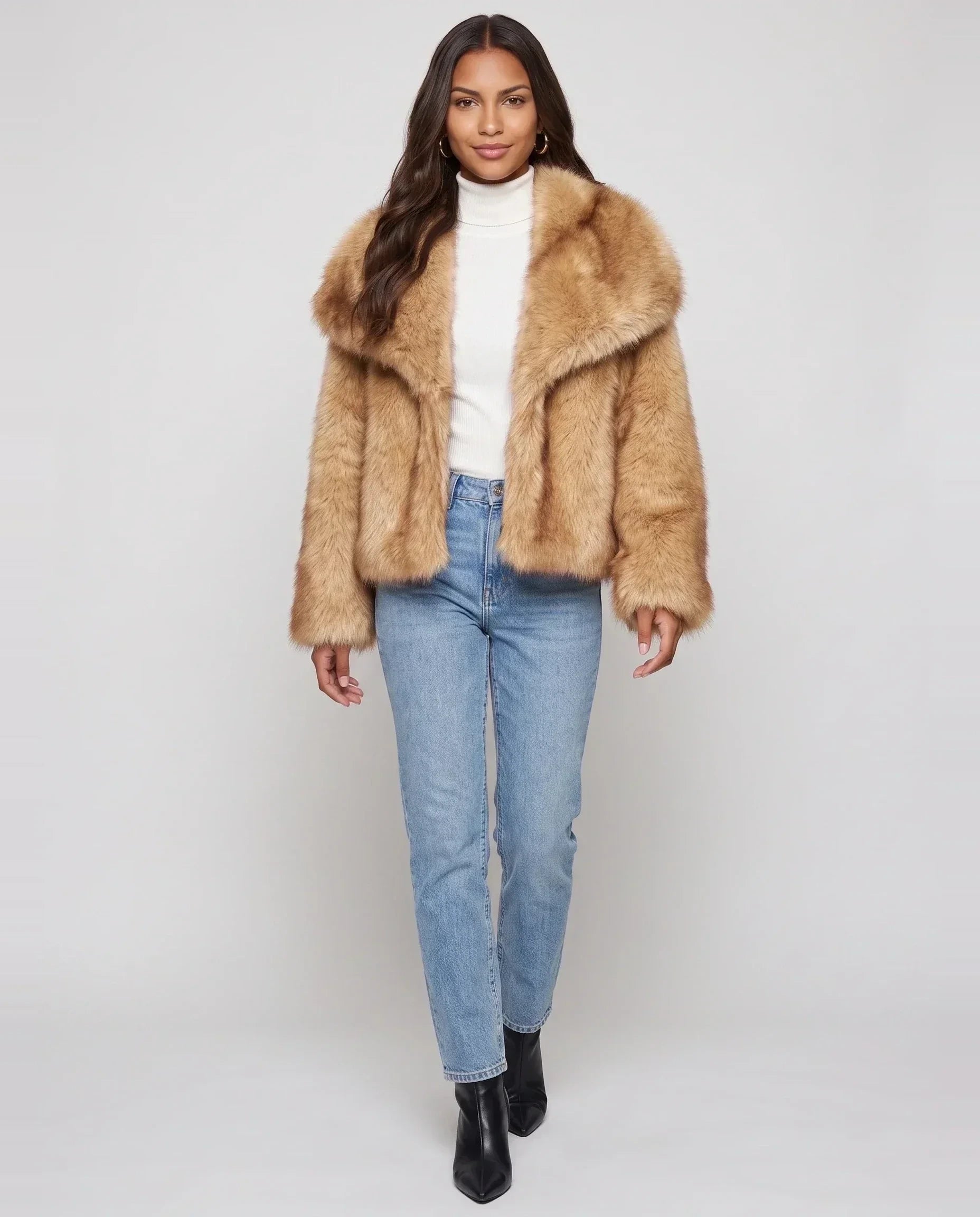 Veste courte en fausse fourrure camel Nine, vue de face en studio