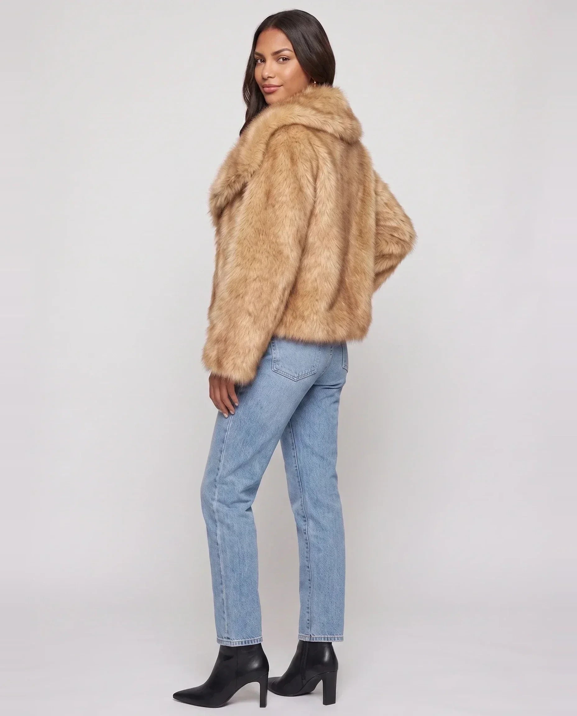Veste courte en fausse fourrure camel Nine, vue de trois quarts en studio