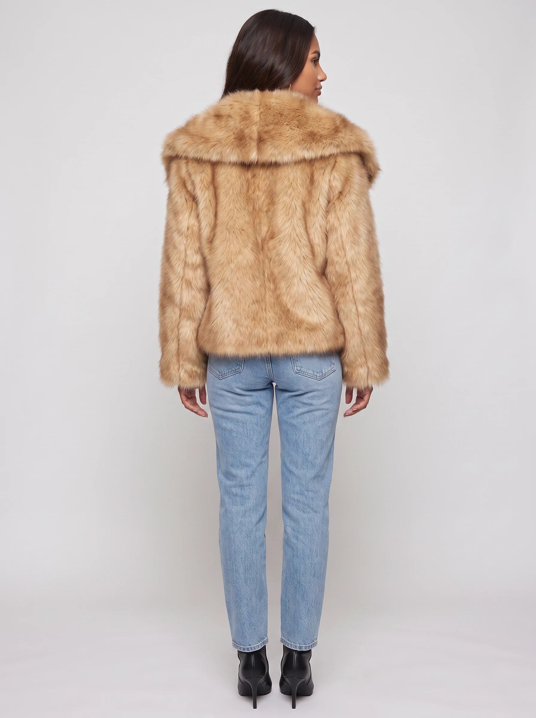 Veste courte en fausse fourrure camel Nine, vue de dos en studio