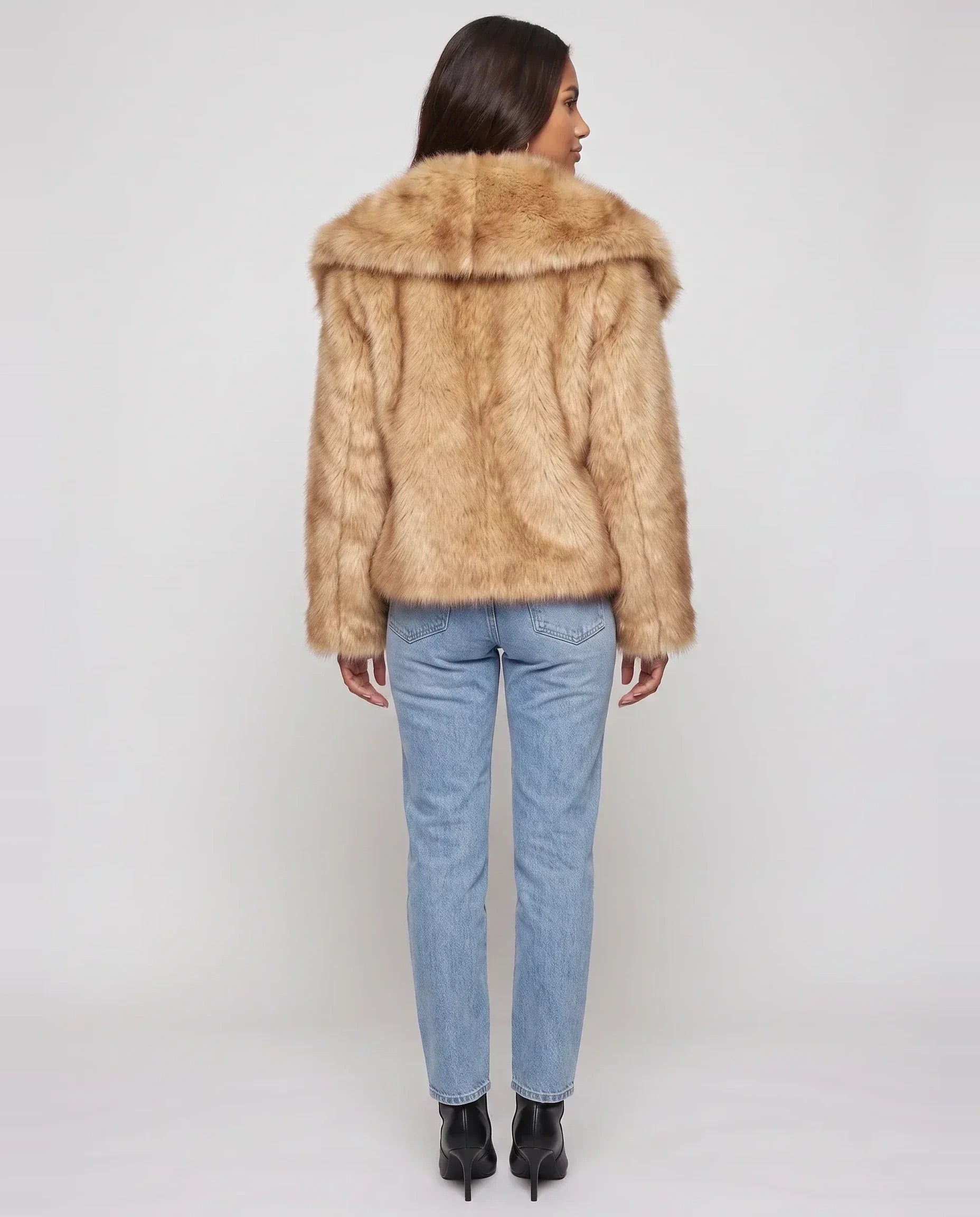 Veste courte en fausse fourrure camel Nine, vue de dos en studio