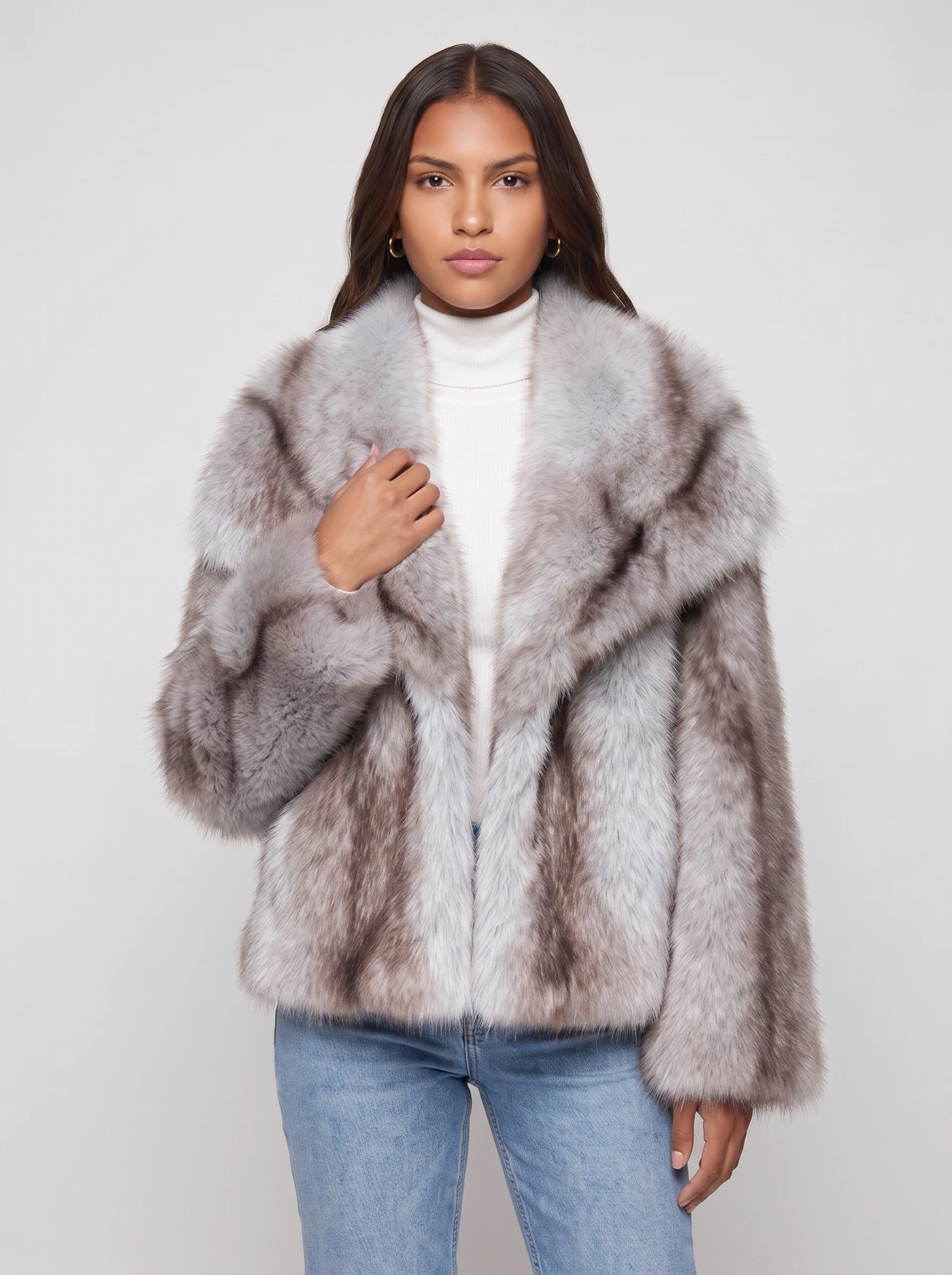 Veste courte en fausse fourrure gris givré Nine, plan rapproché en studio