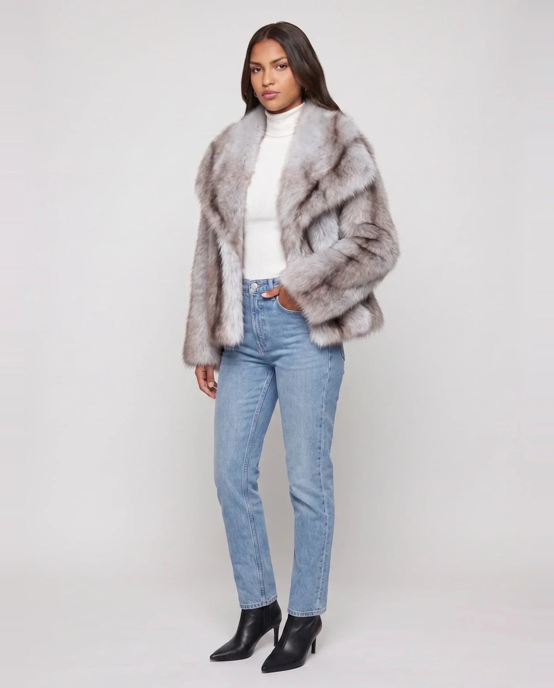 Veste courte en fausse fourrure gris givré Nine, vue de trois quarts en studio