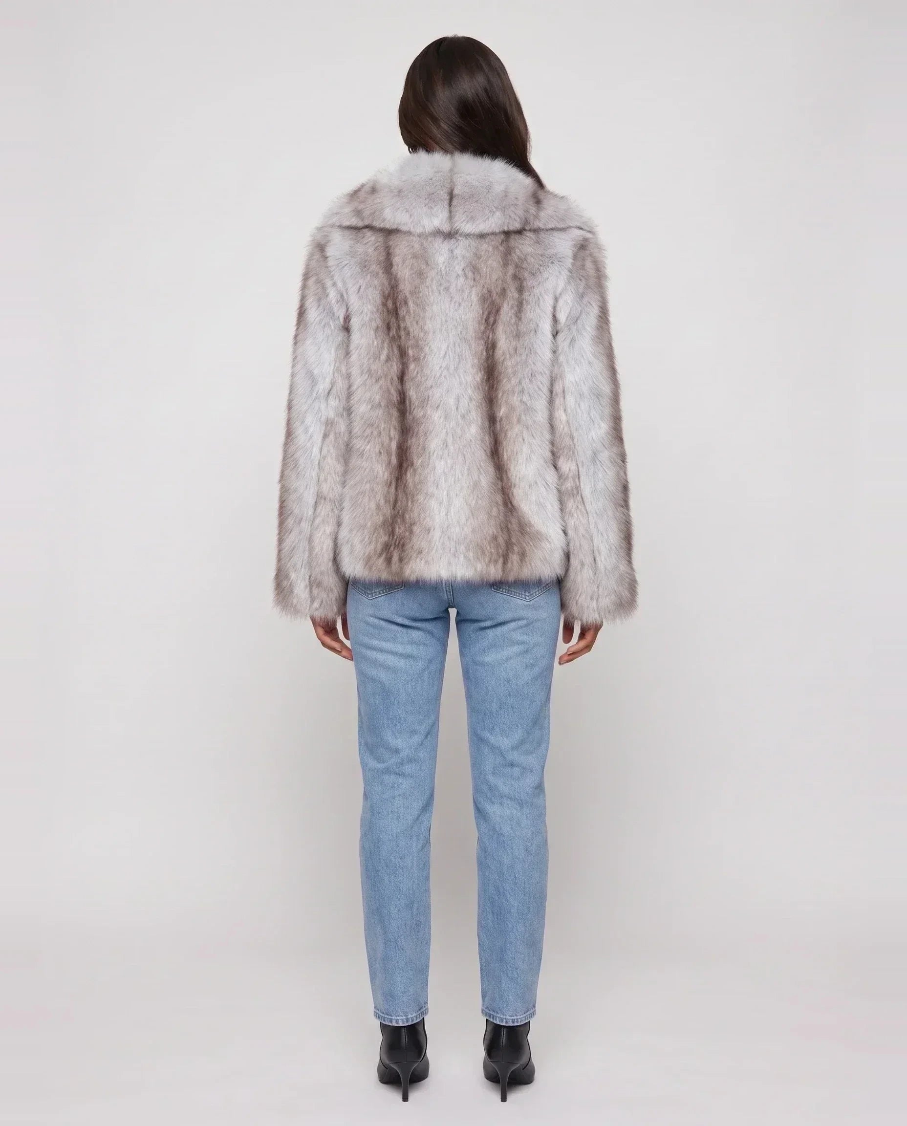 Veste courte en fausse fourrure gris givré Nine, vue de dos en studio