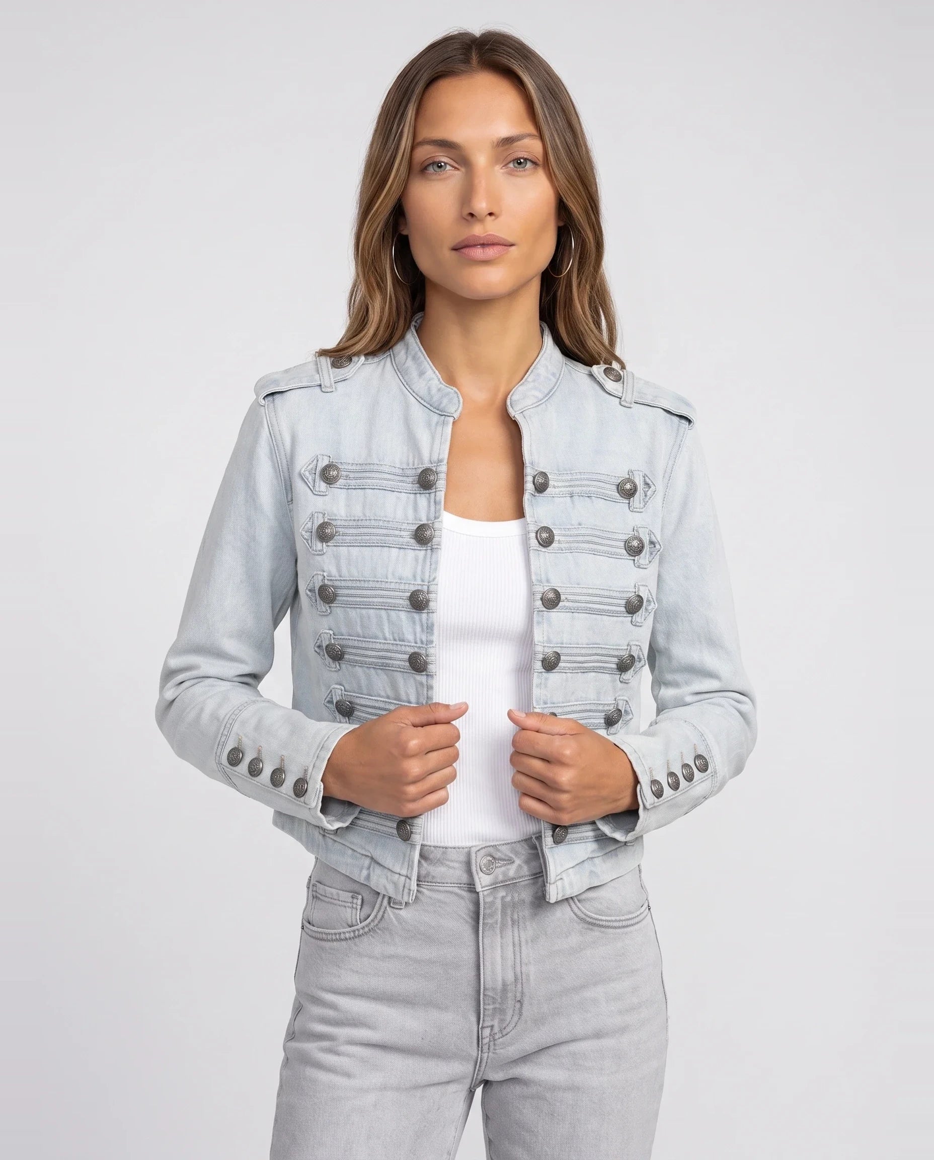 Veste en jean esprit officier bleu clair Rosemonde, plan rapproché en studio