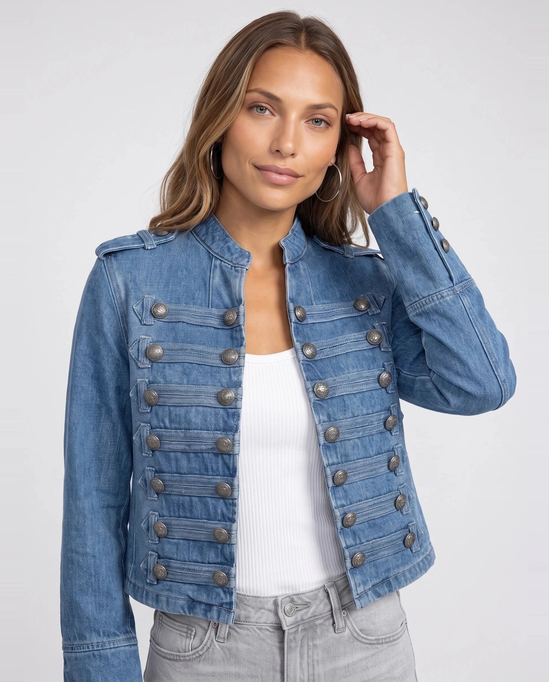 Veste en jean esprit officier bleu denim Rosemonde, plan rapproché en studio