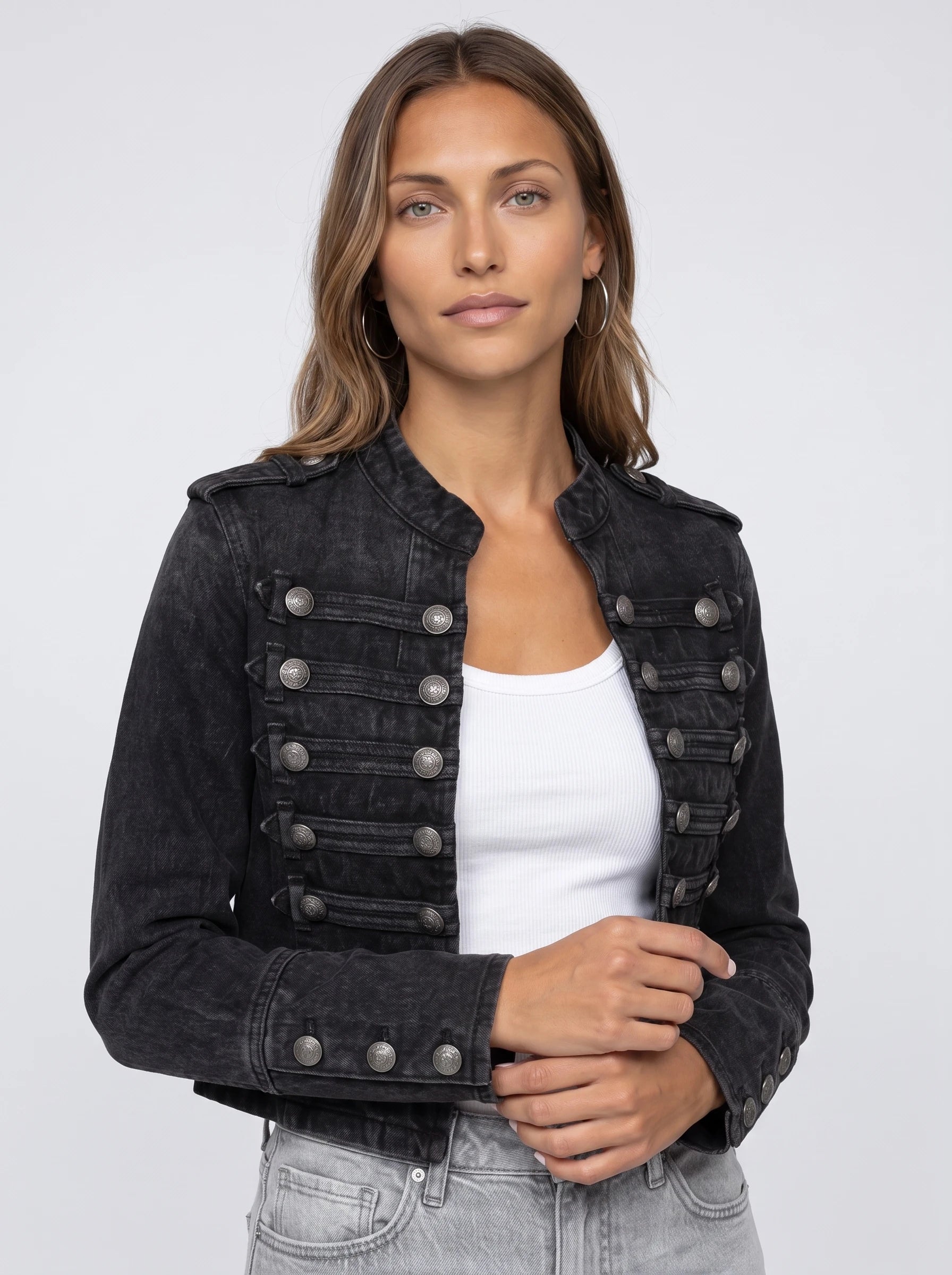 Veste en jean esprit officier noir délavé Rosemonde, plan rapproché en studio