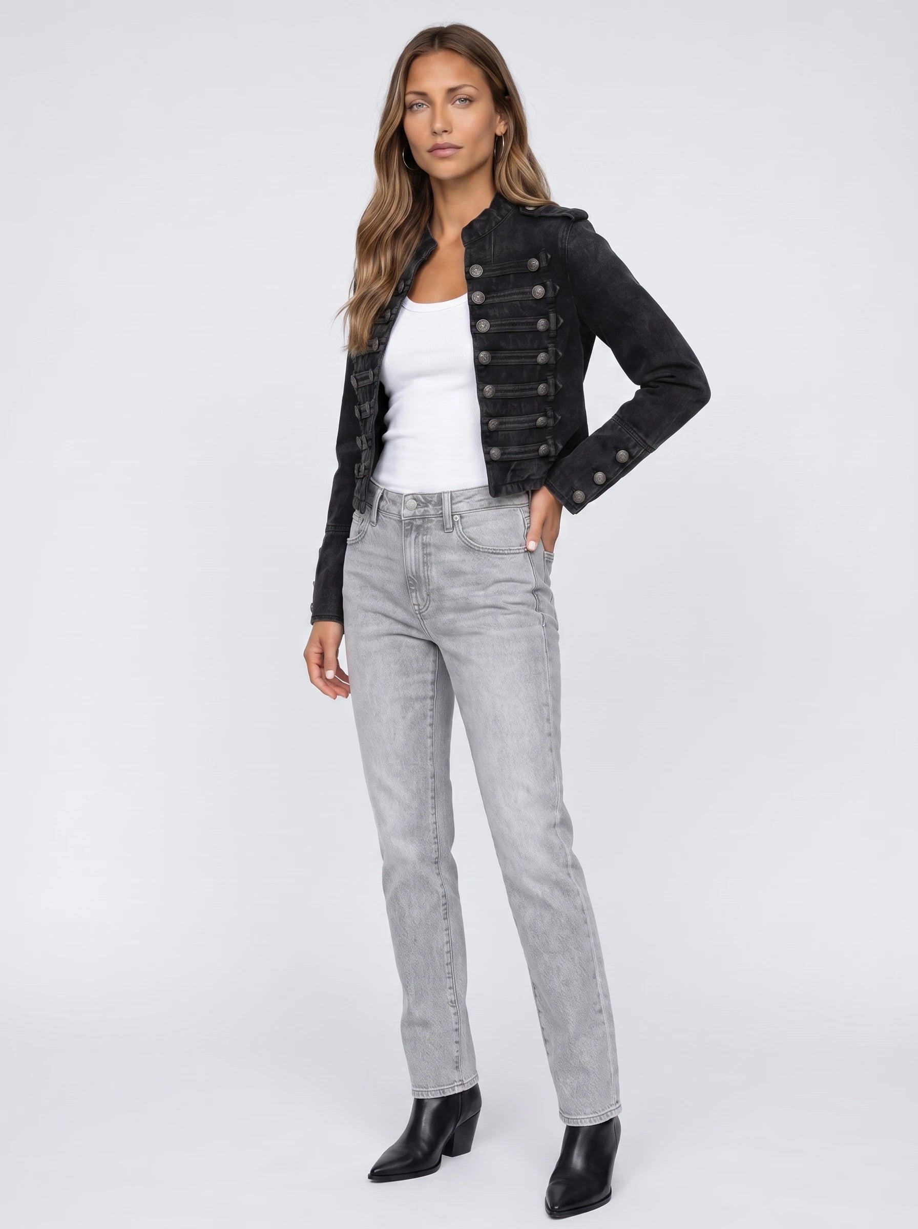Veste en jean esprit officier noir délavé Rosemonde, vue de trois quarts en studio