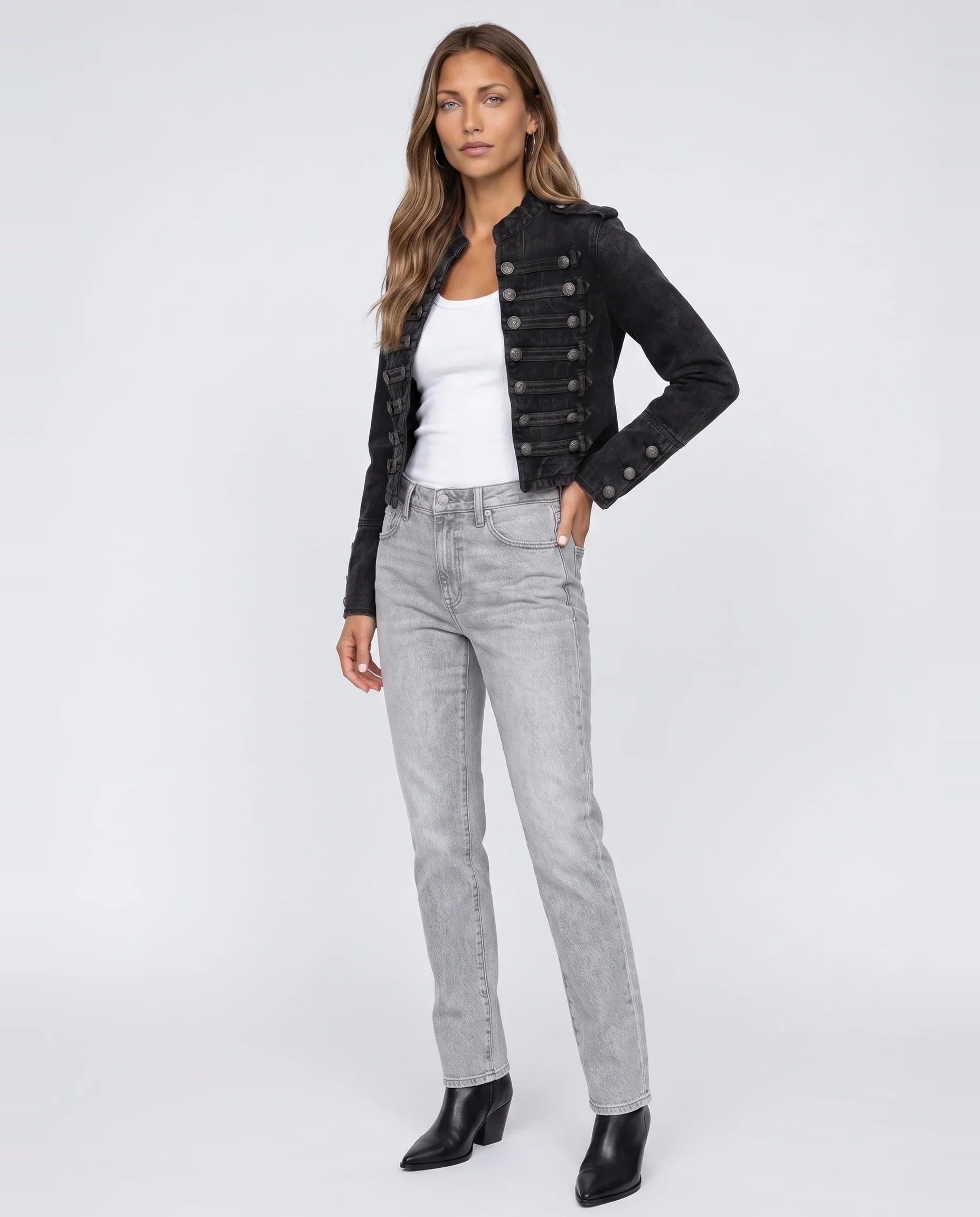 Veste en jean esprit officier noir délavé Rosemonde, vue de trois quarts en studio