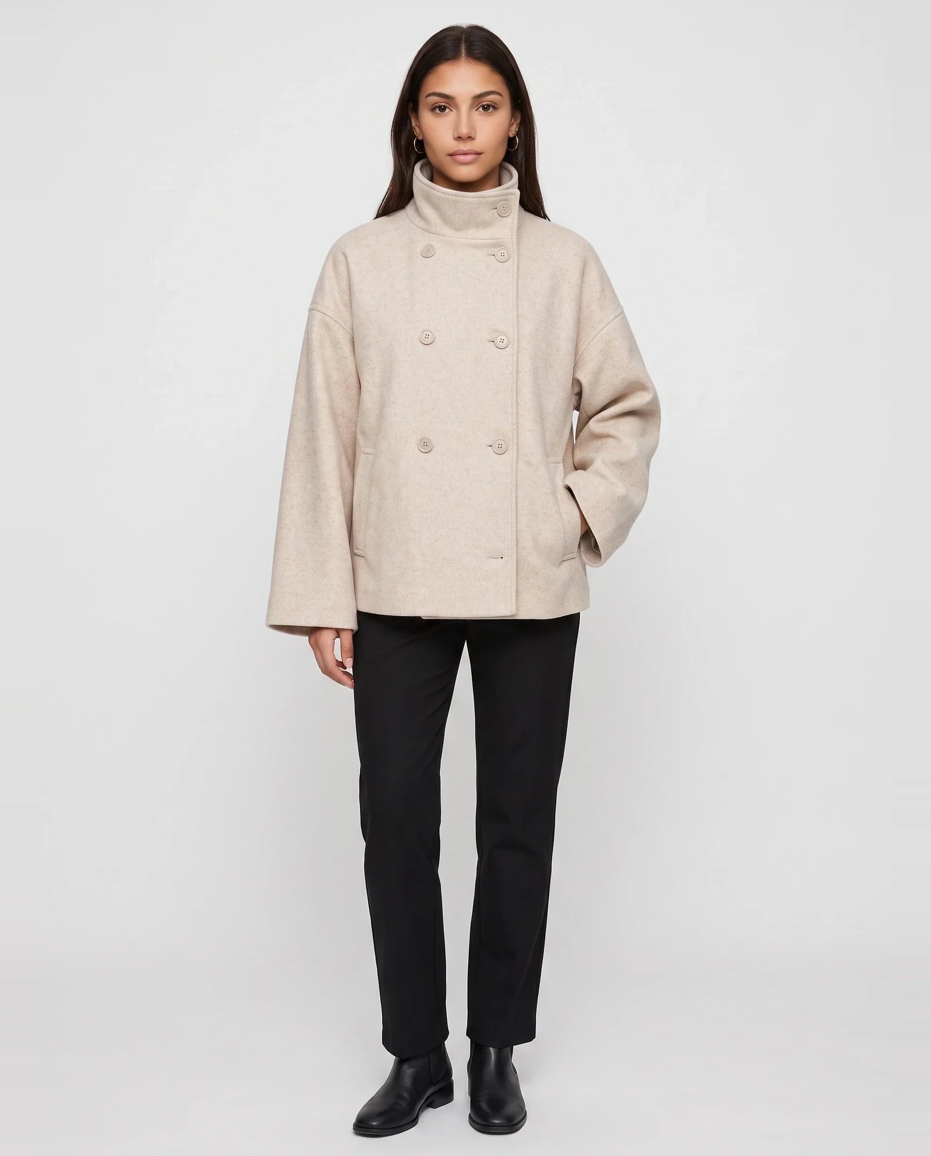Veste courte en lainage beige à col montant Rosalinde, vue de face en studio