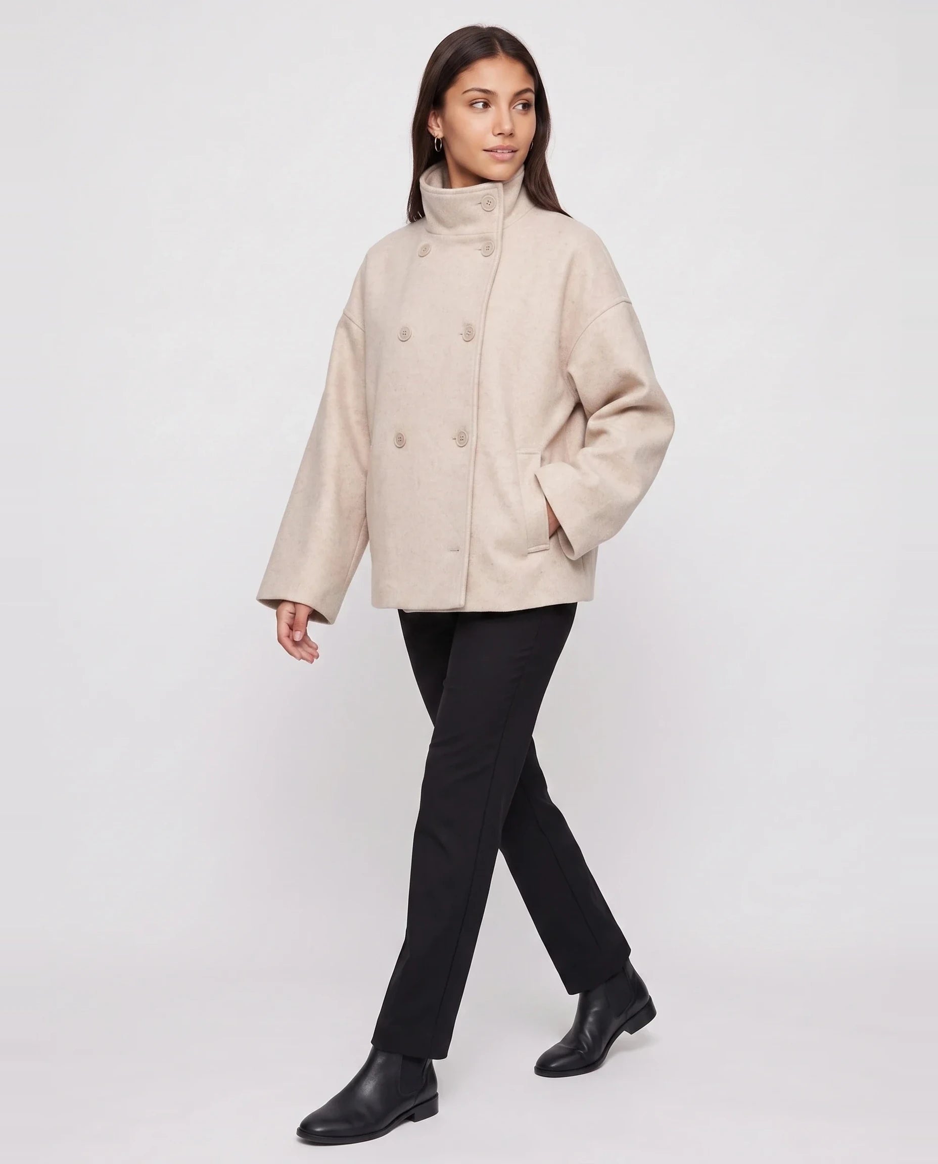 Veste en lainage beige Rosalinde, vue de trois quarts en studio