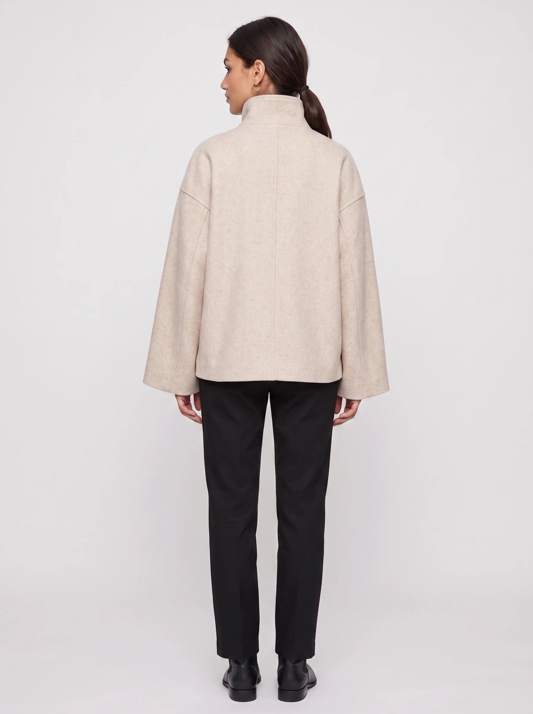 Veste en lainage beige Rosalinde, vue de dos en studio