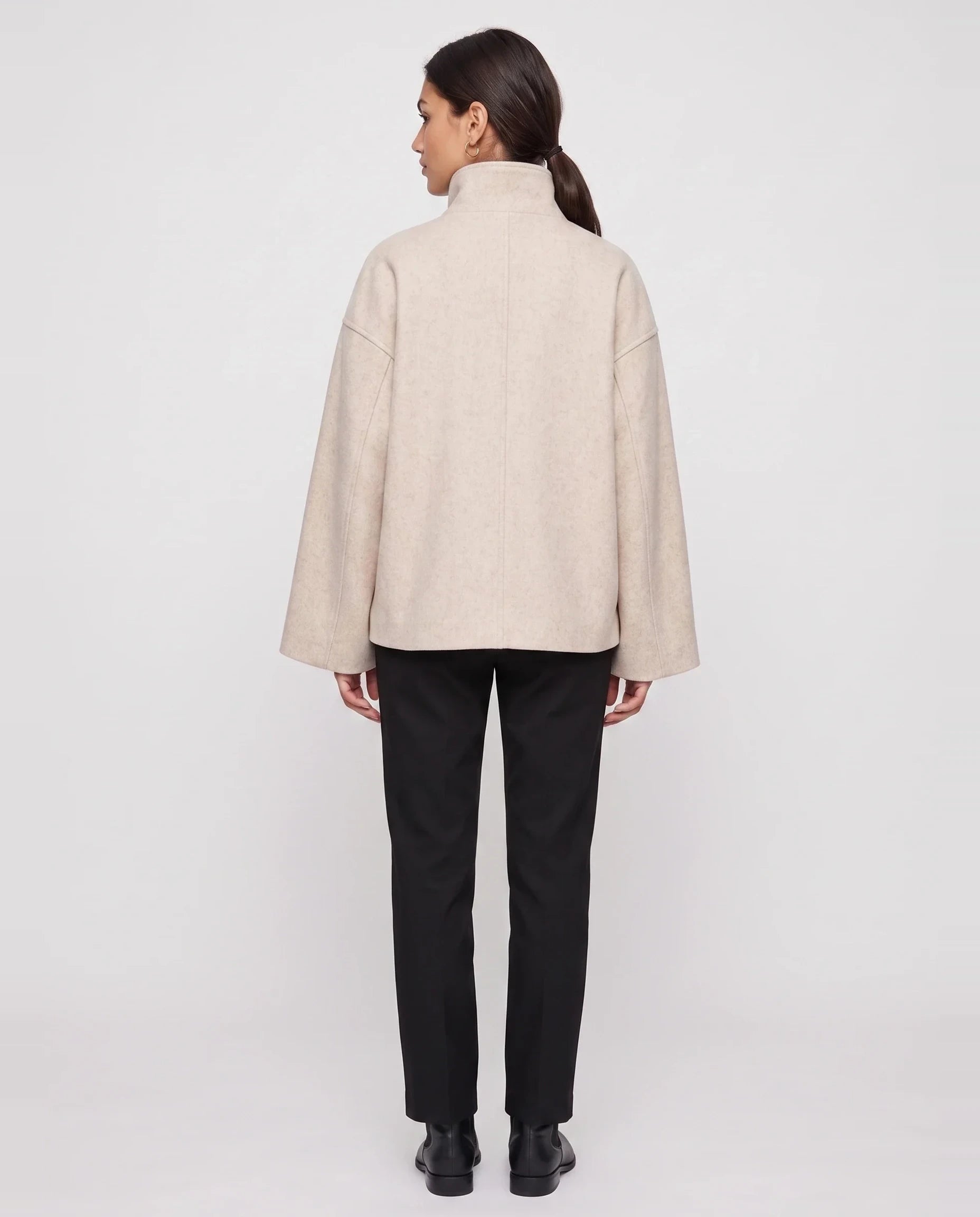 Veste en lainage beige Rosalinde, vue de dos en studio