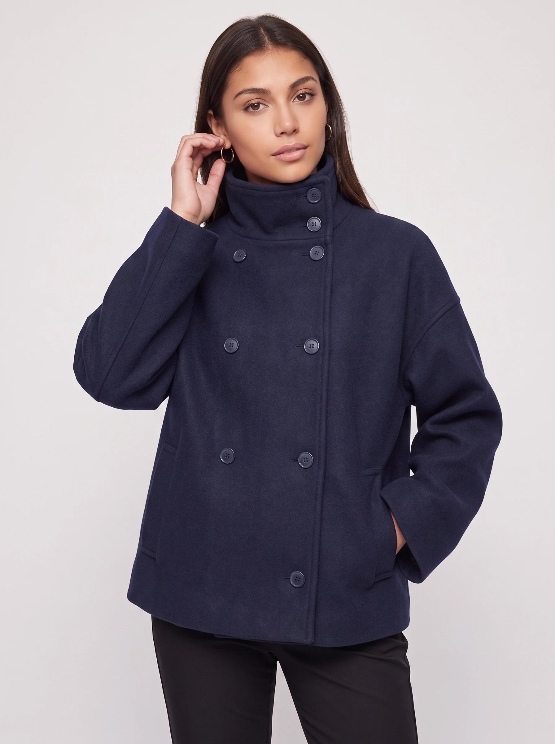 Veste courte en lainage bleu marine à col montant Rosalinde, plan rapproché en studio