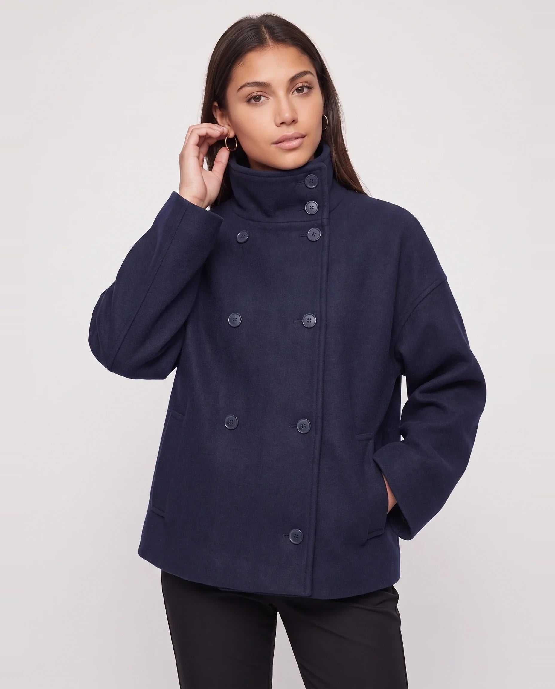 Veste courte en lainage bleu marine à col montant Rosalinde, plan rapproché en studio