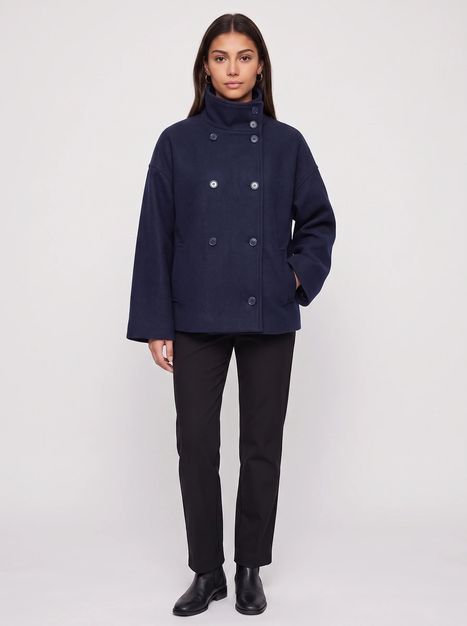 Veste courte en lainage bleu marine Rosalinde, vue de face en studio