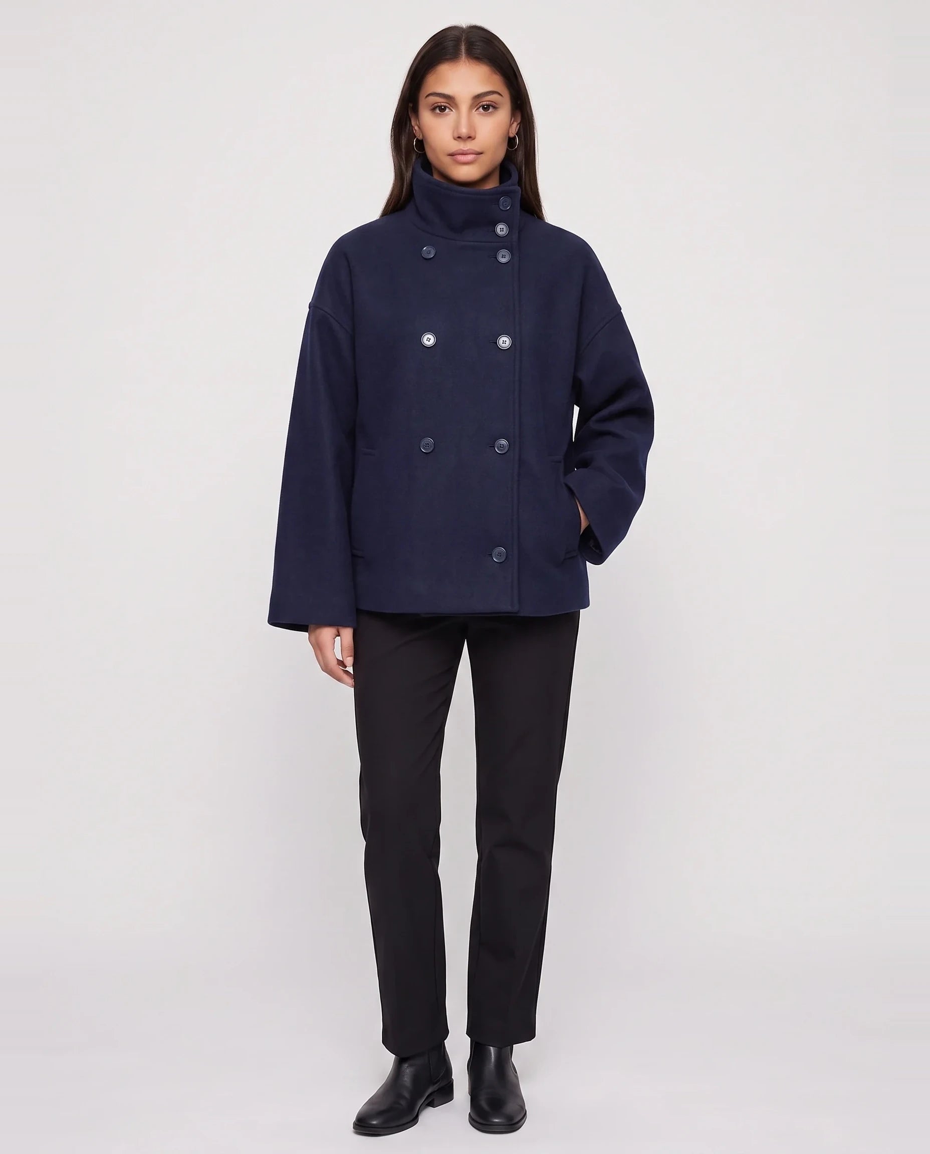 Veste courte en lainage bleu marine Rosalinde, vue de face en studio