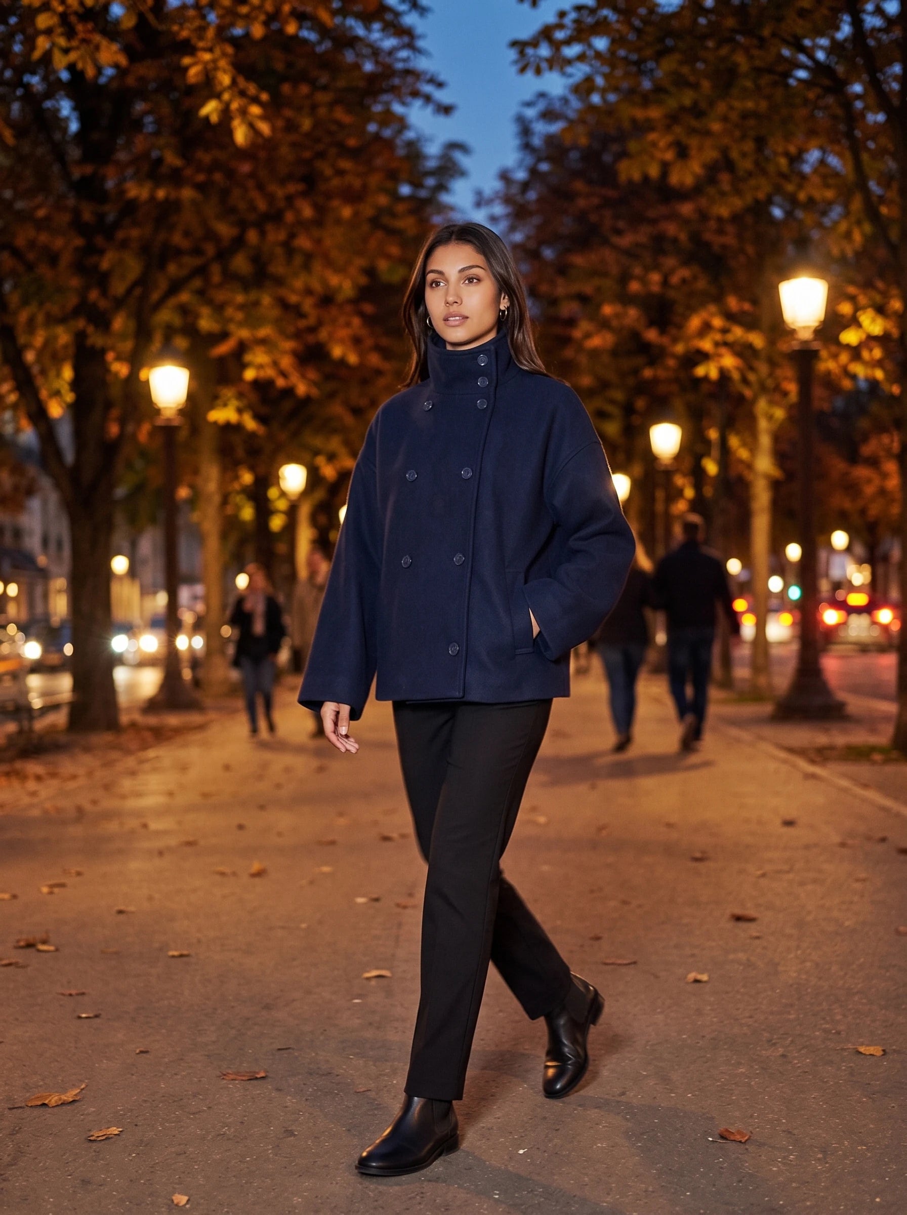 Veste en lainage bleu marine Rosalinde, portée sur un boulevard au soir