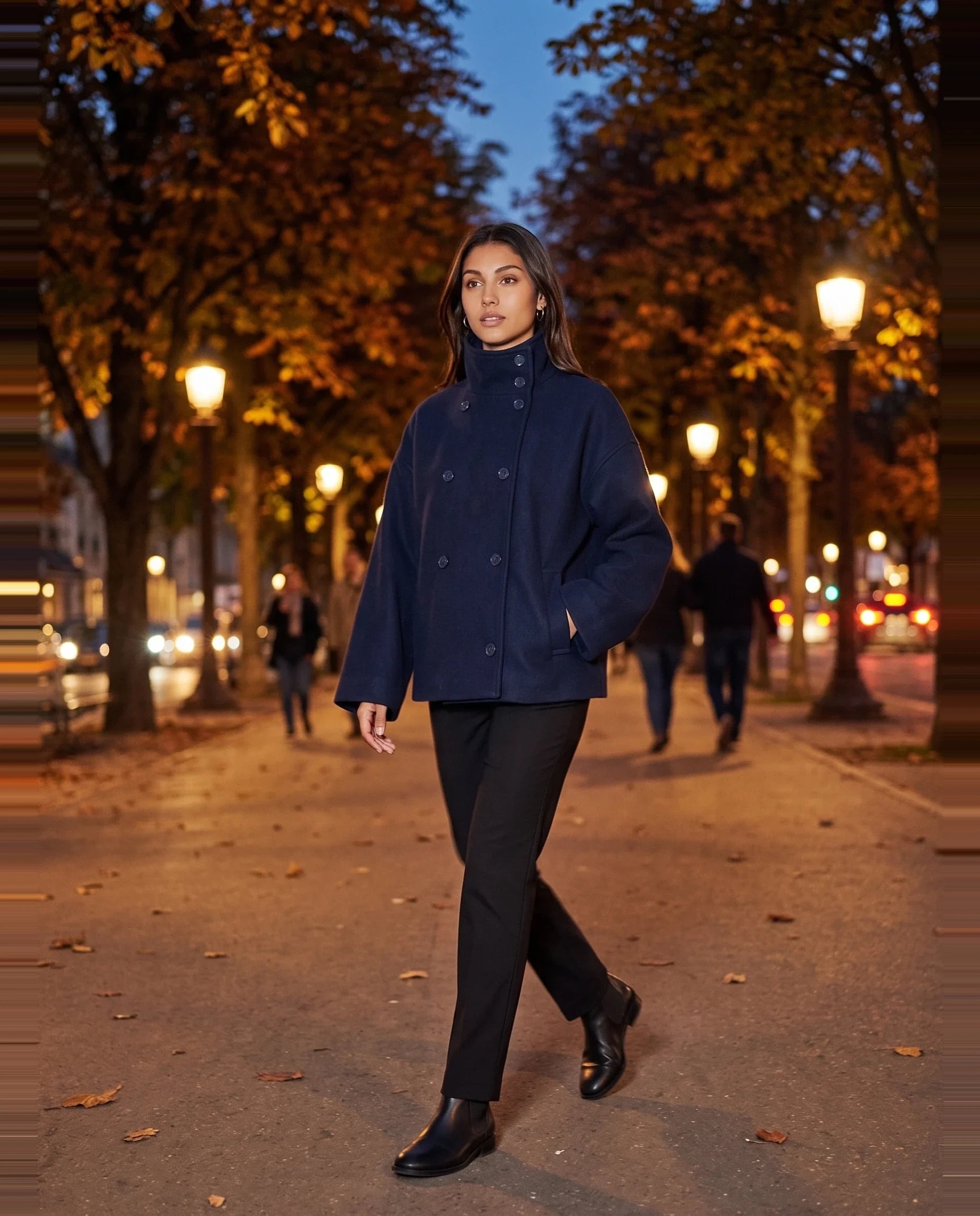 Veste en lainage bleu marine Rosalinde, portée sur un boulevard au soir
