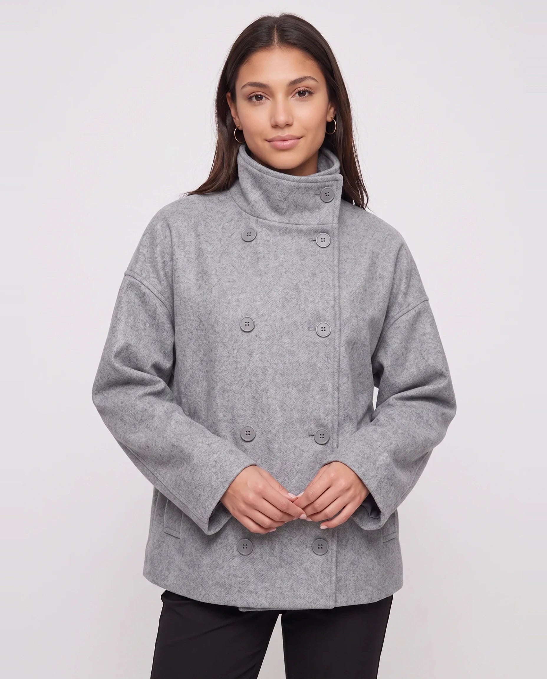 Veste courte en lainage gris chiné à col montant Rosalinde, plan rapproché en studio