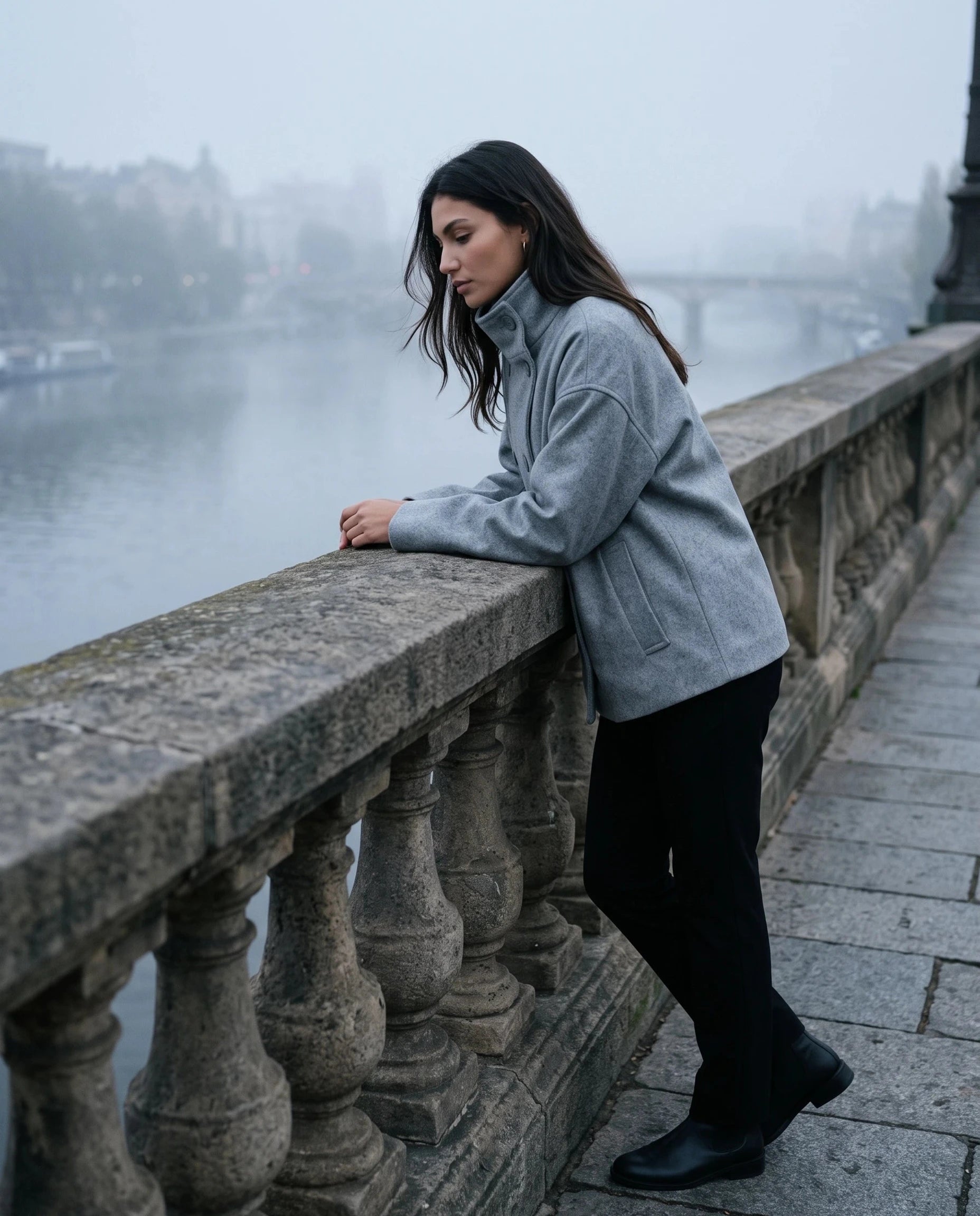 Veste en lainage gris chiné Rosalinde, portée sur un pont dans la brume
