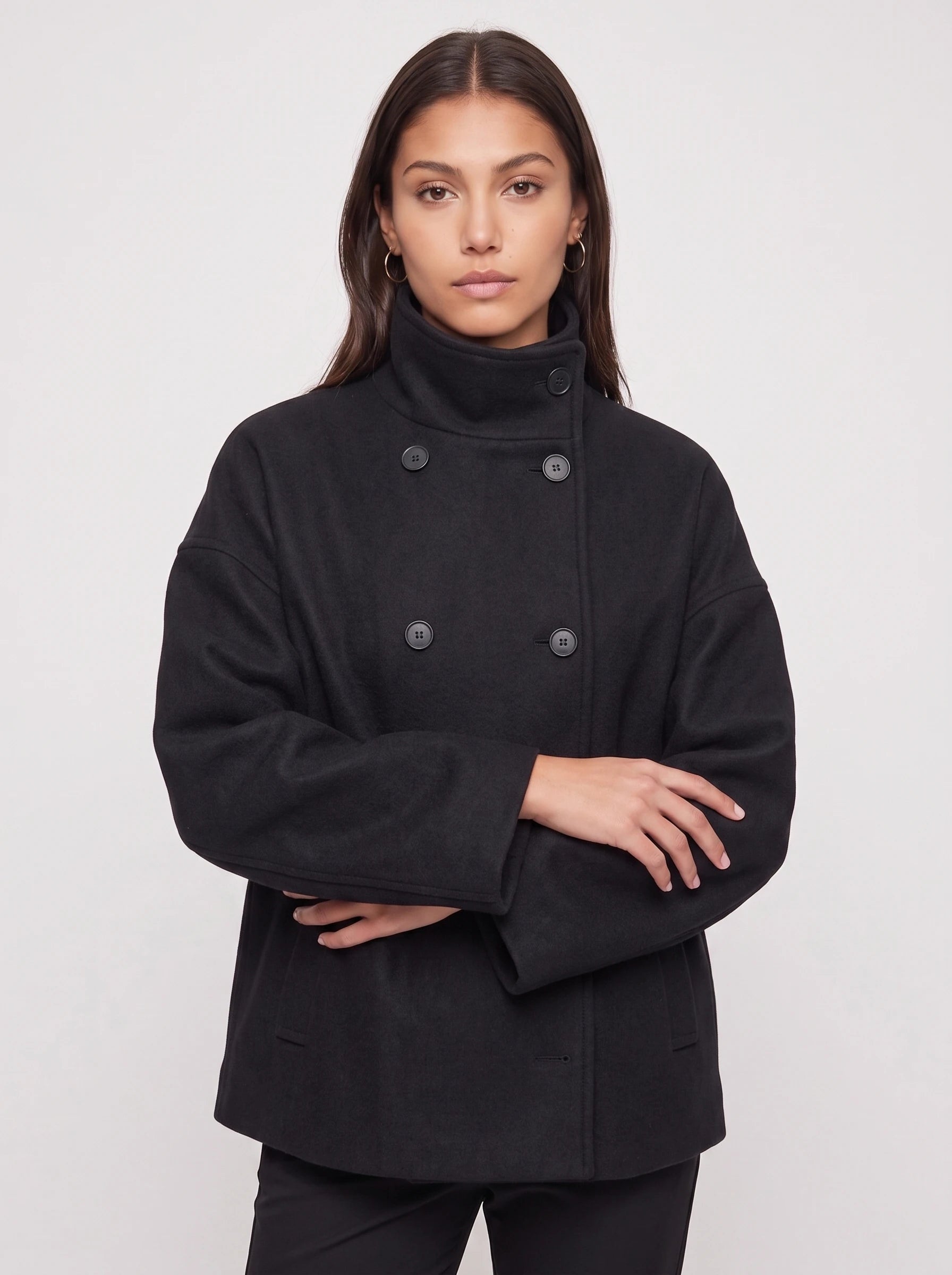 Veste courte en lainage noir à col montant Rosalinde, plan rapproché en studio