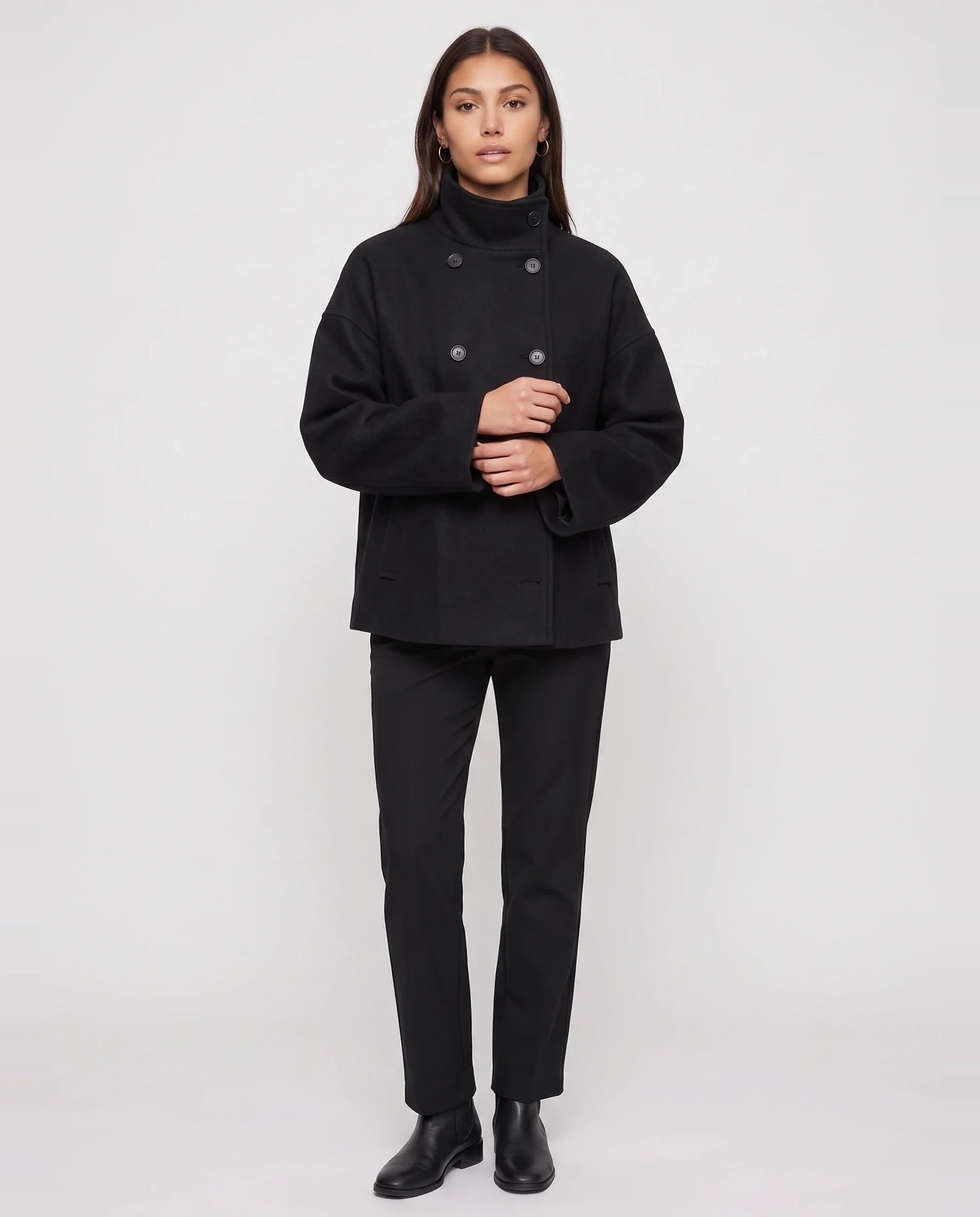 Veste courte en lainage noir à col montant Rosalinde, vue de face en studio