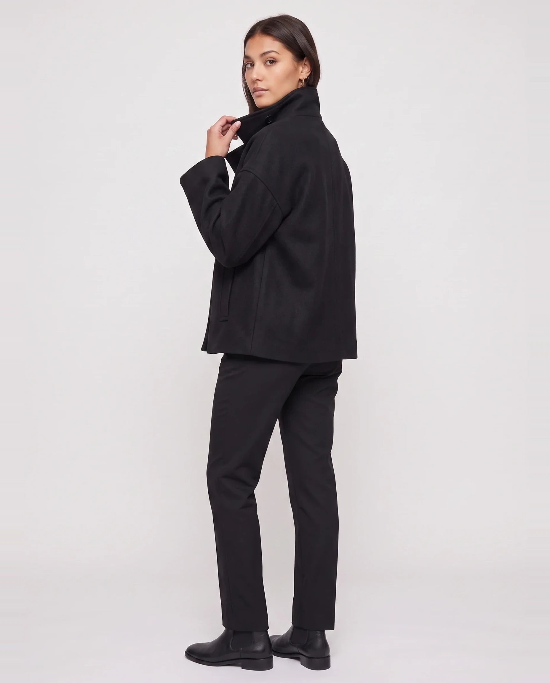 Veste en lainage noir Rosalinde, vue de trois quarts en studio