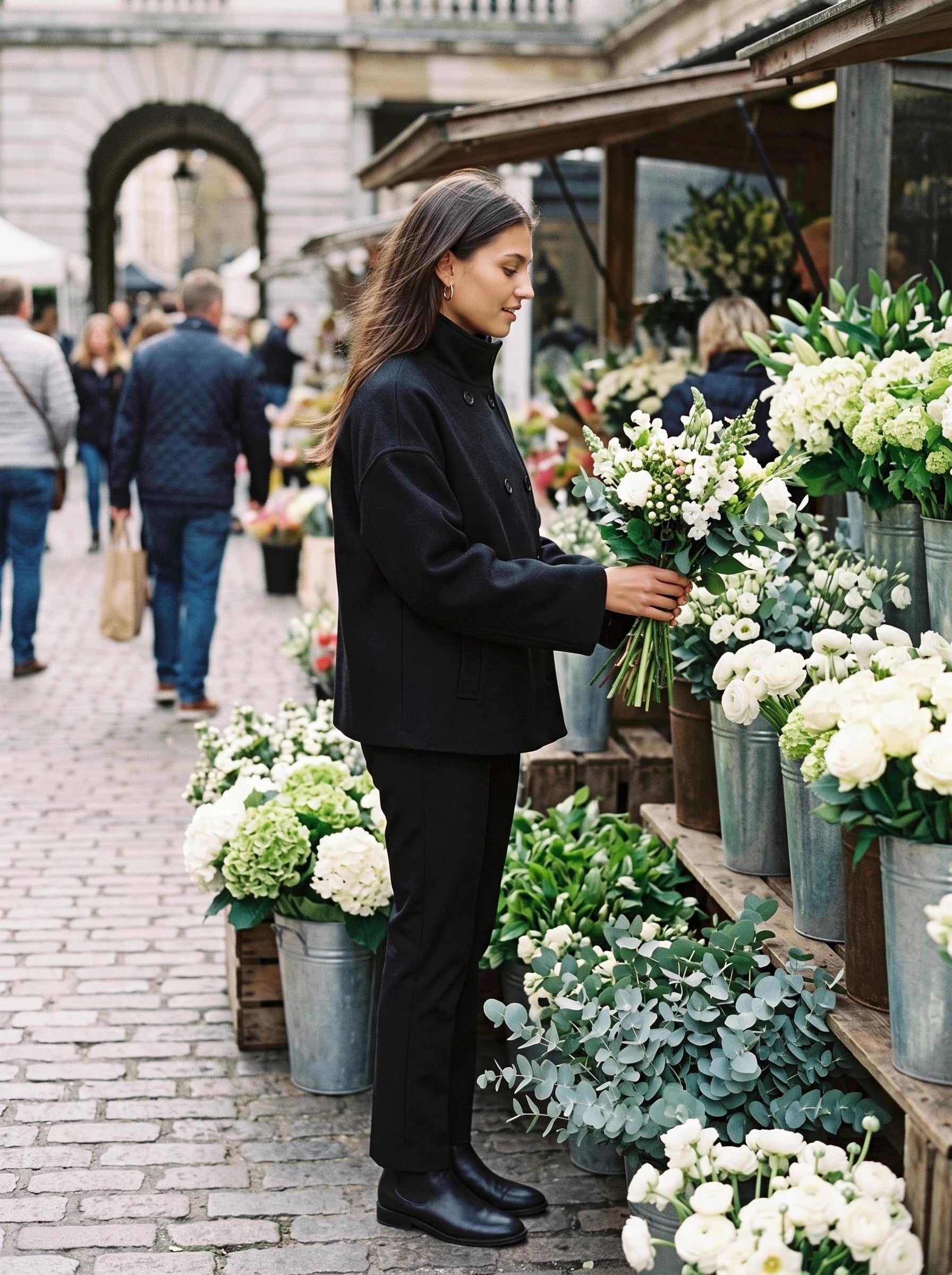 Veste en lainage noir Rosalinde, portée au marché aux fleurs