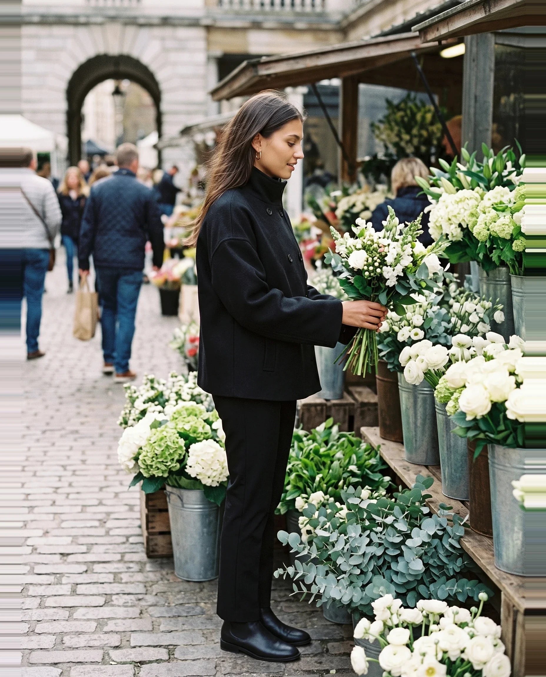Veste en lainage noir Rosalinde, portée au marché aux fleurs