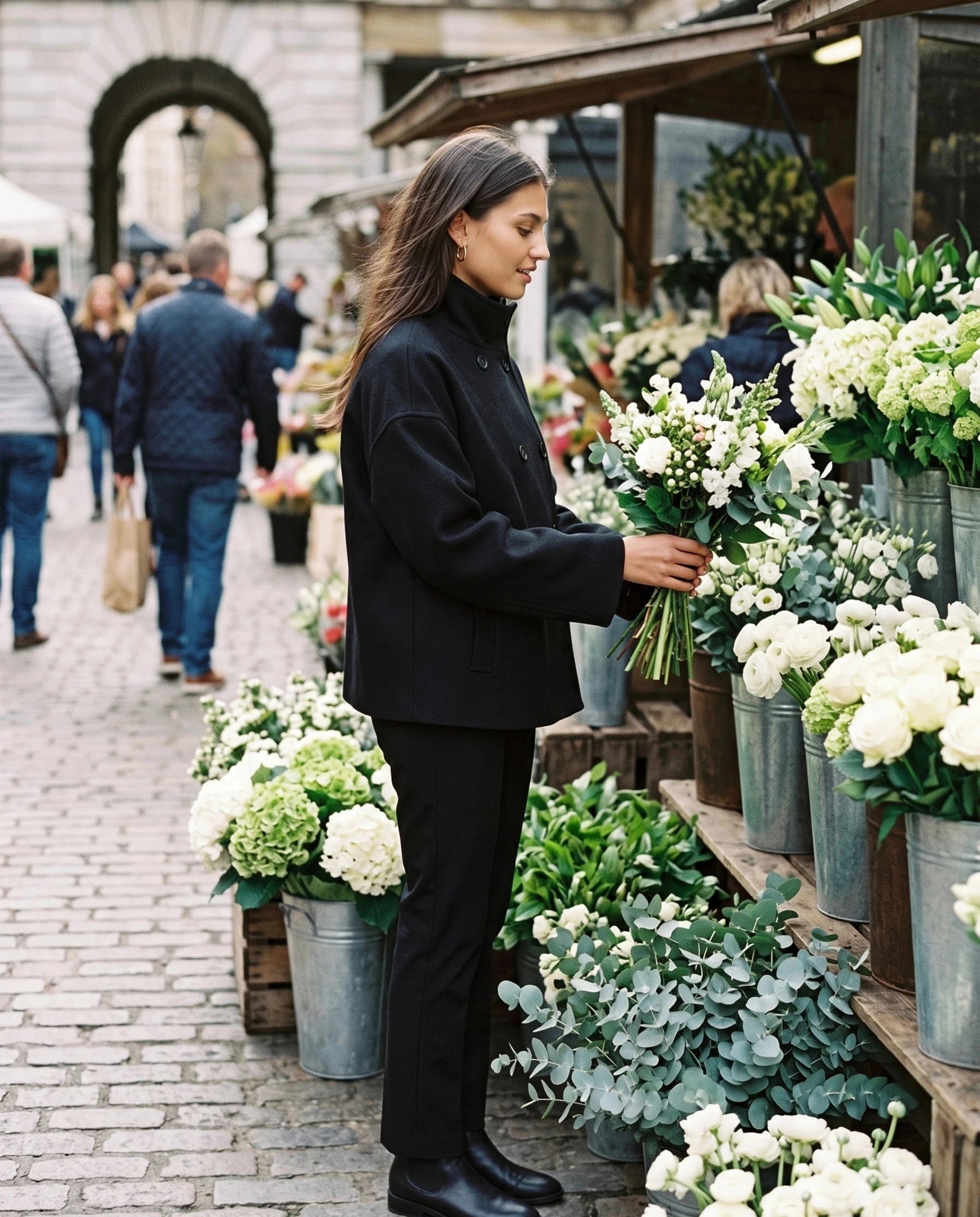 Veste en lainage noir Rosalinde, portée au marché aux fleurs