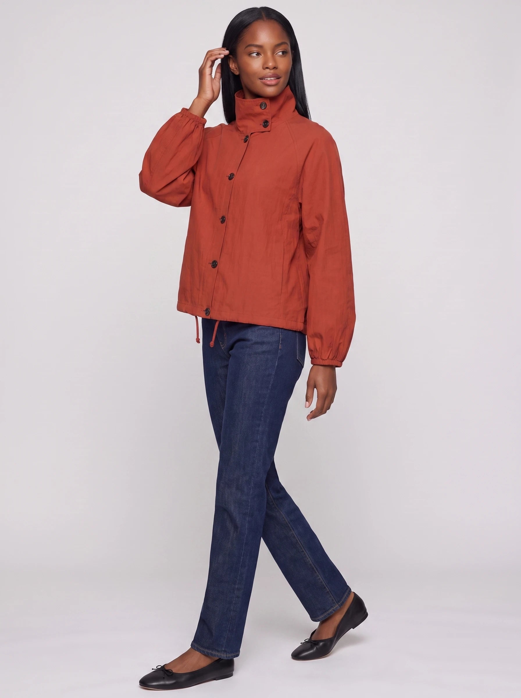 Veste légère à col montant boutonné rouge Euphrasie, vue de trois quarts en studio