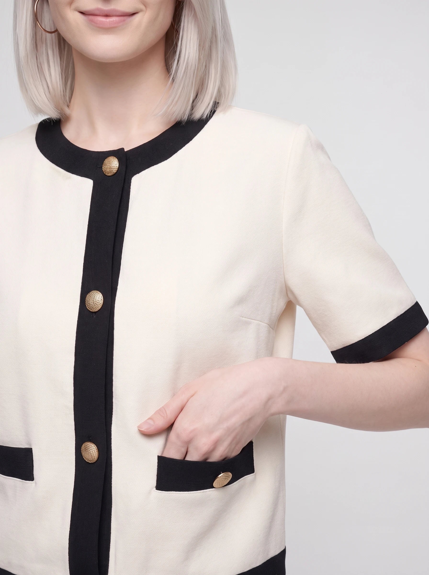 Veste courte à liserés contrastés écru Réjane, plan rapproché en studio