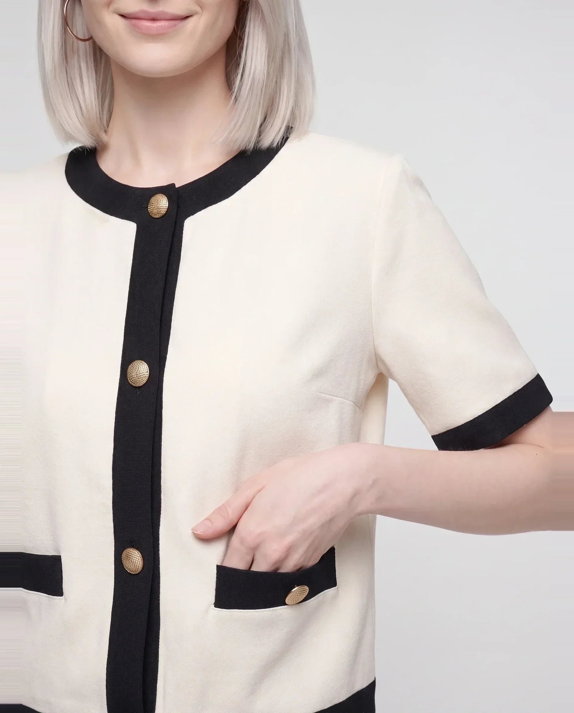 Veste courte à liserés contrastés écru Réjane, plan rapproché en studio