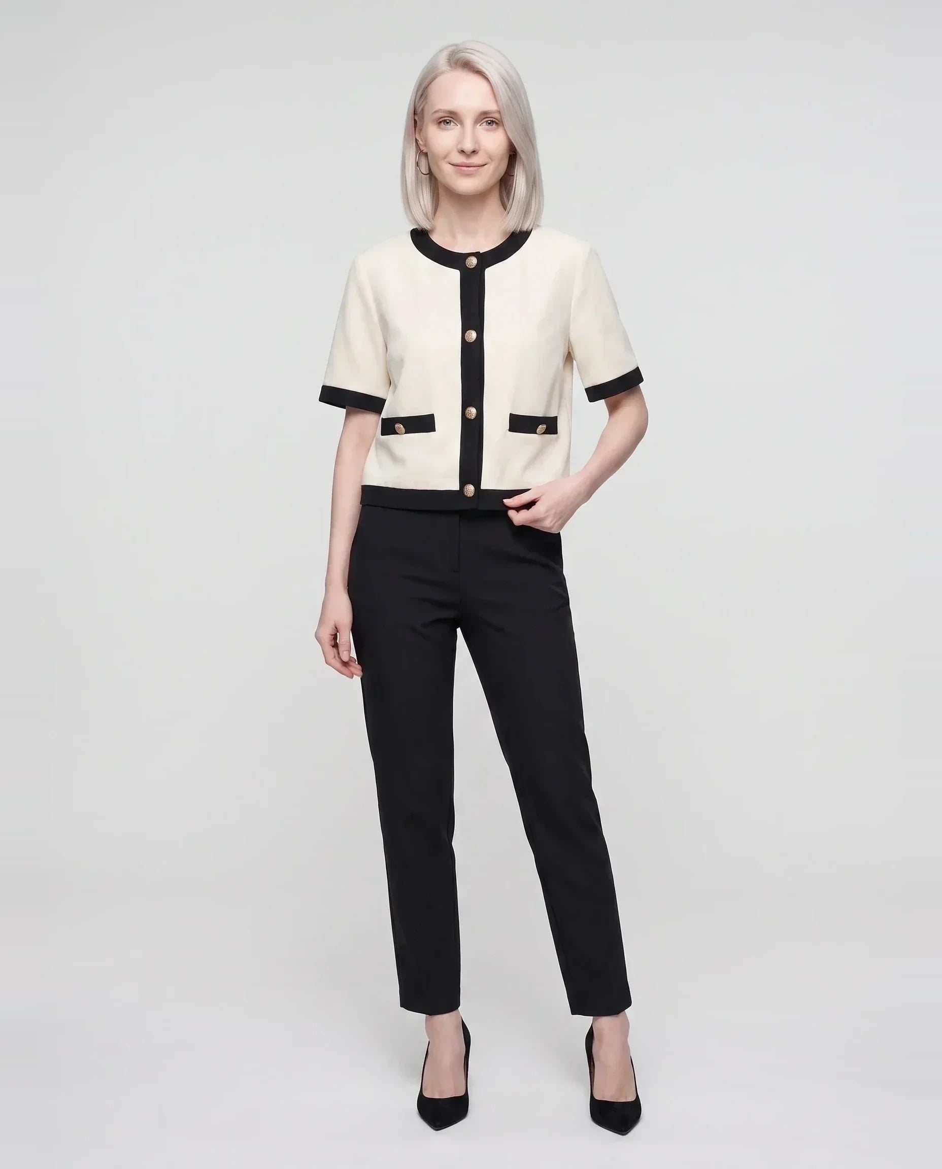 Veste courte à liserés contrastés écru Réjane, vue de face en studio