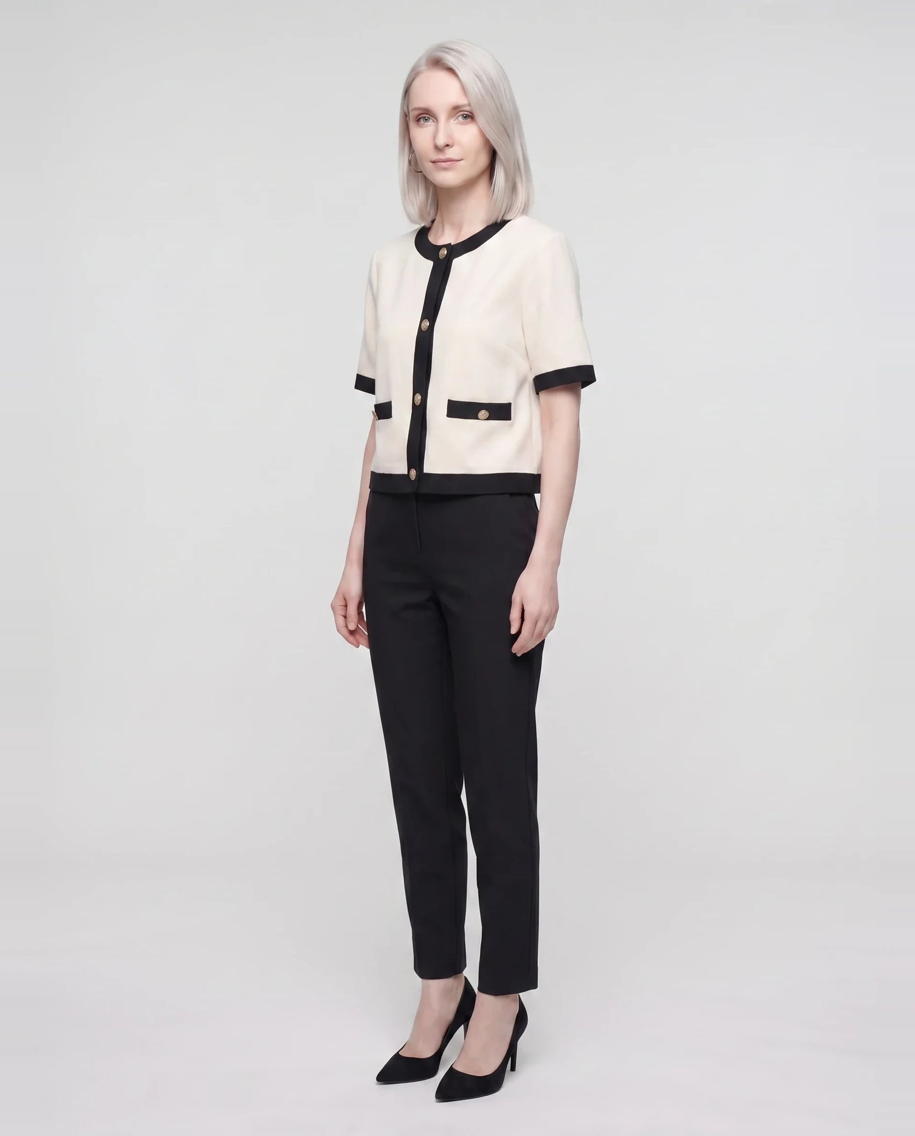 Veste courte à liserés contrastés écru Réjane, vue de trois quarts en studio