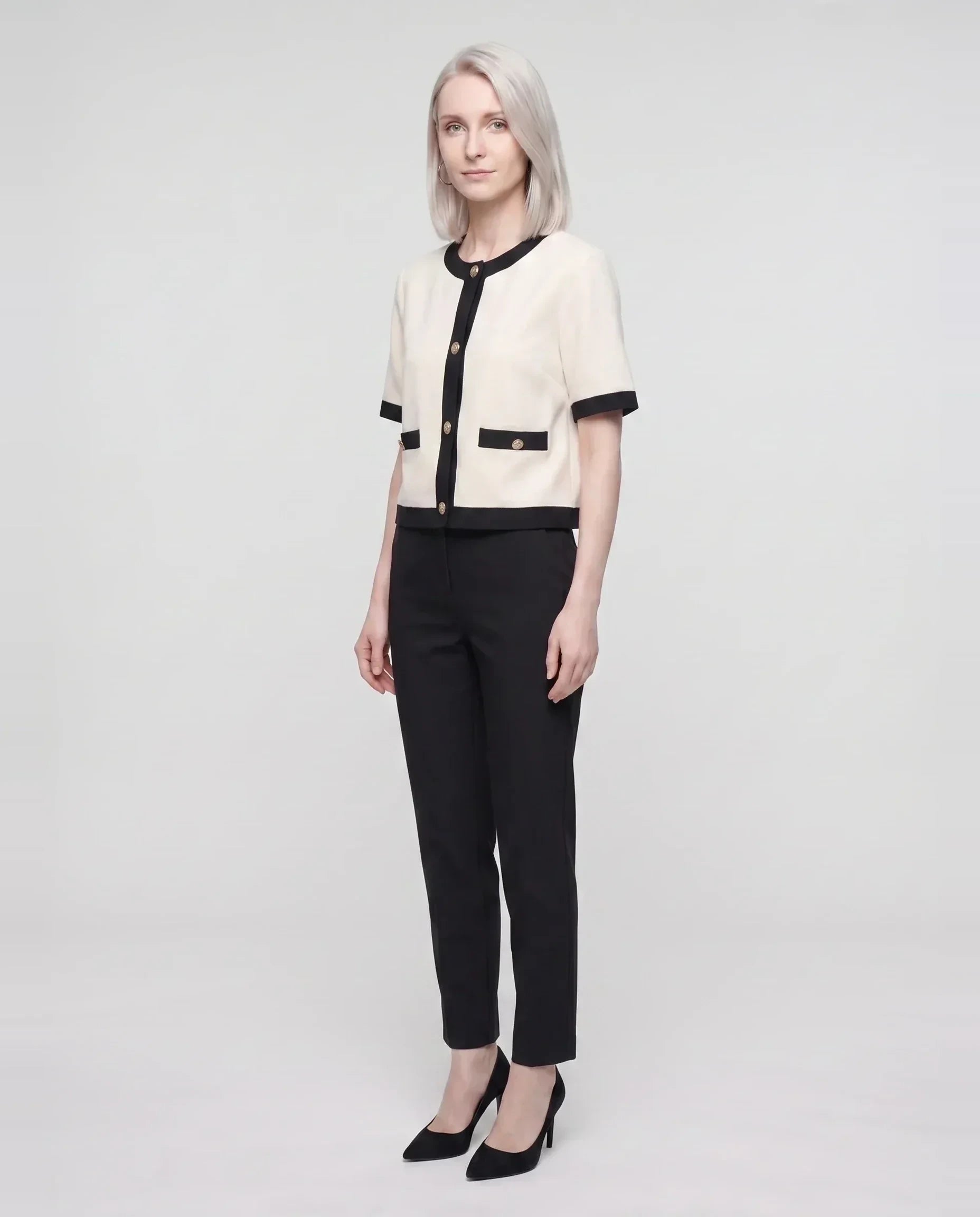 Veste courte à liserés contrastés écru Réjane, vue de trois quarts en studio