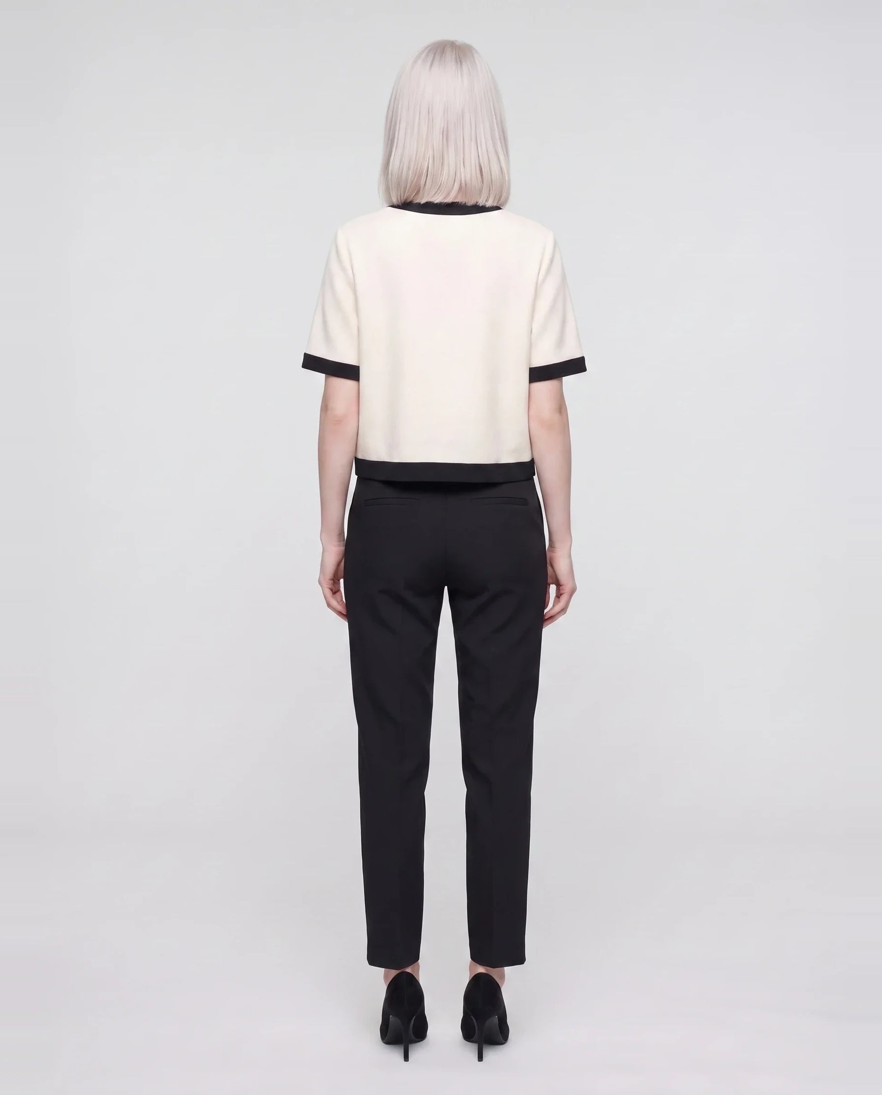 Veste courte à liserés contrastés écru Réjane, vue de dos en studio