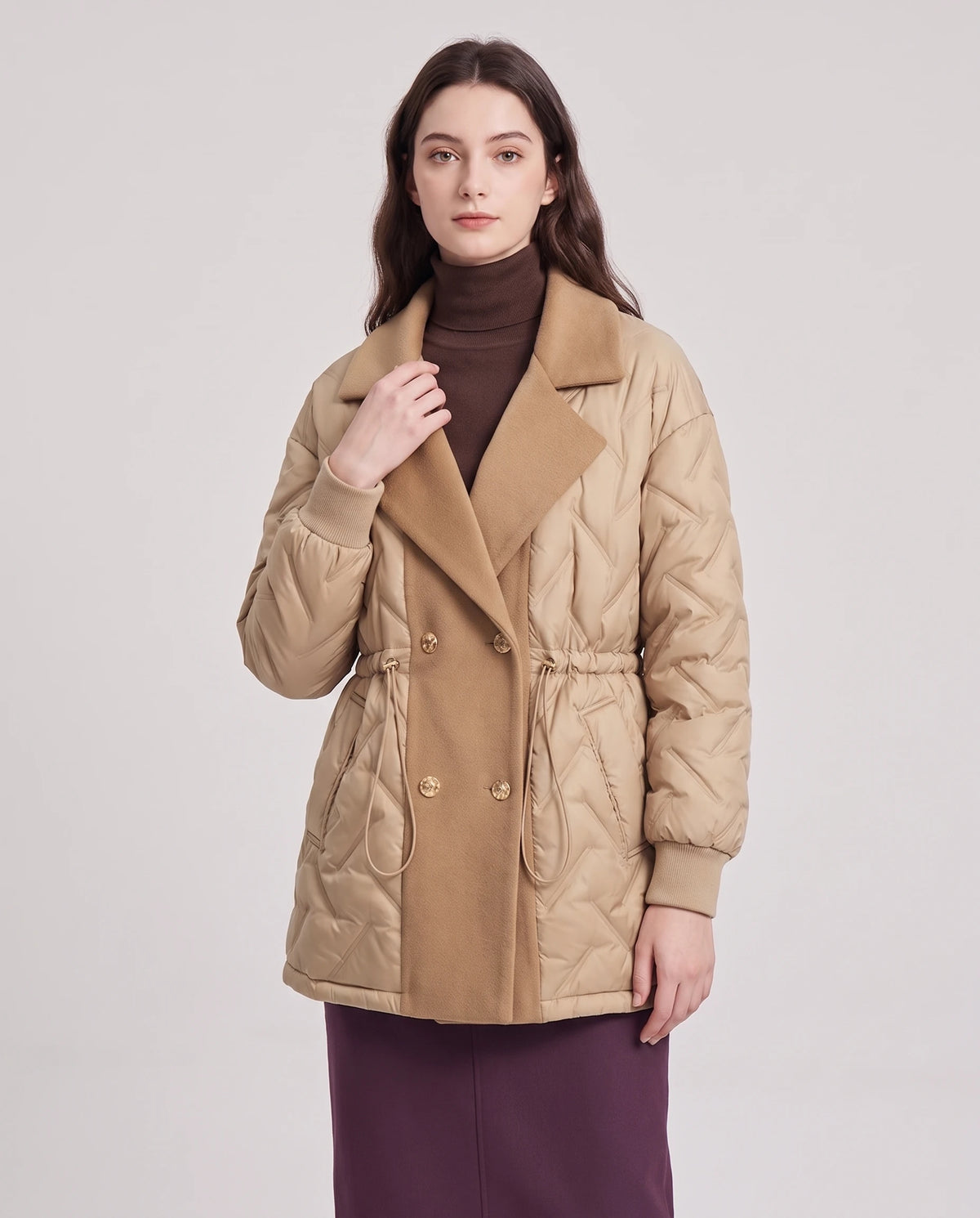 Veste matelassée mi-longue à grand col tailleur Géraldine en Beige Sable, plan rapproché, main sur le cran du col
